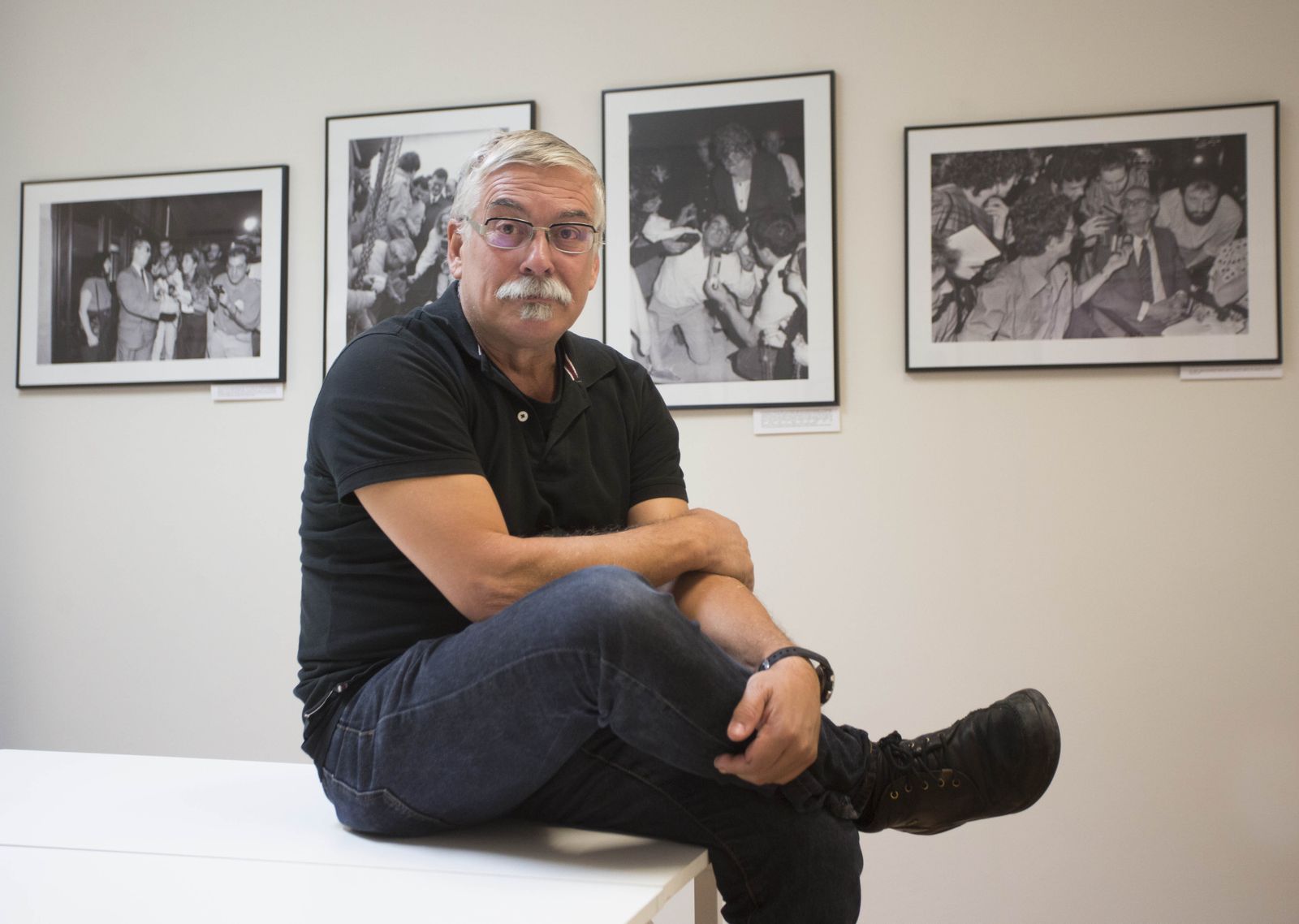 Tomás Díaz Japón, junto a cuatro de sus fotografías en la nueva sede de la Asociación de la Prensa en el edificio Cristina.