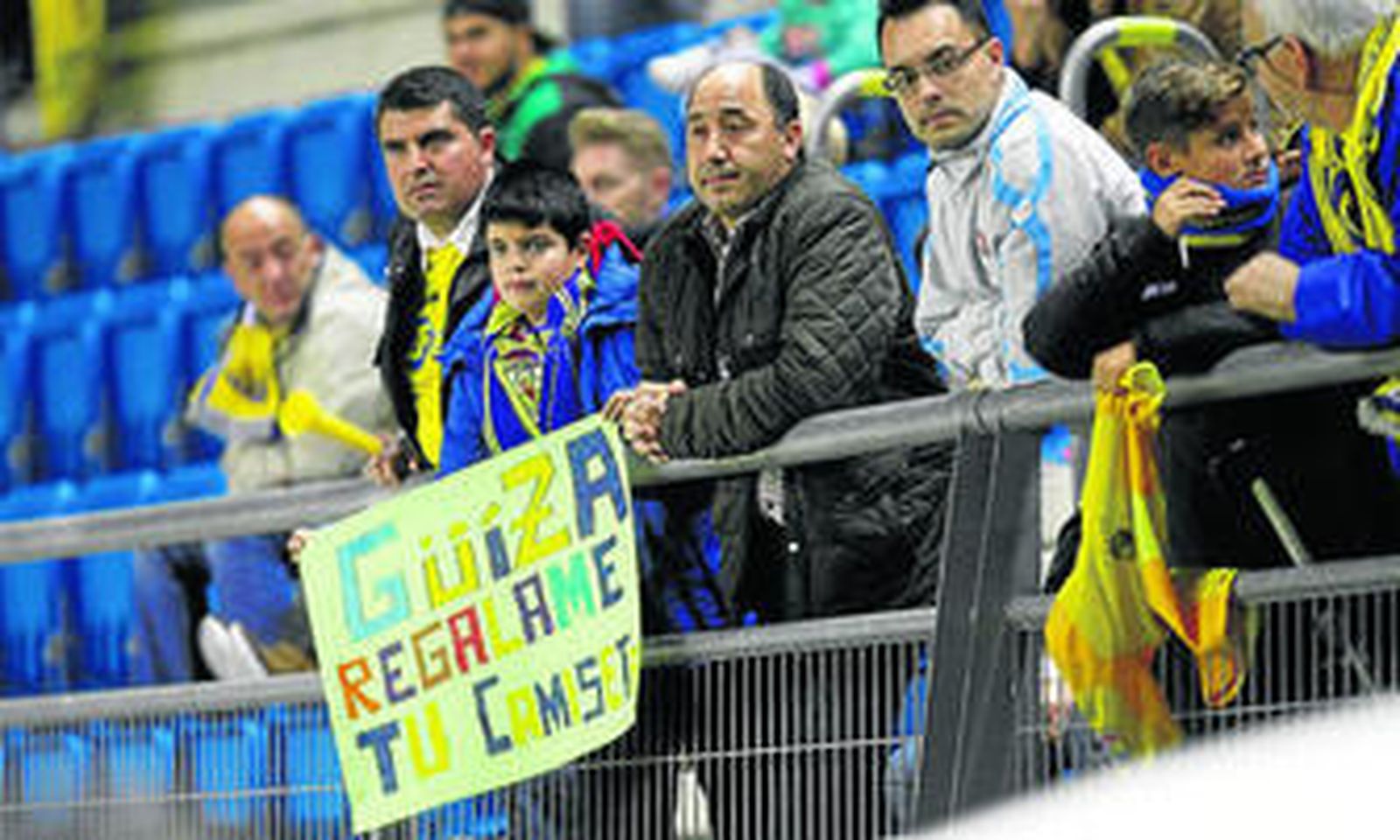 Un joven seguidor cadista porta un cartel en el que le pide la camiseta a Güiza.