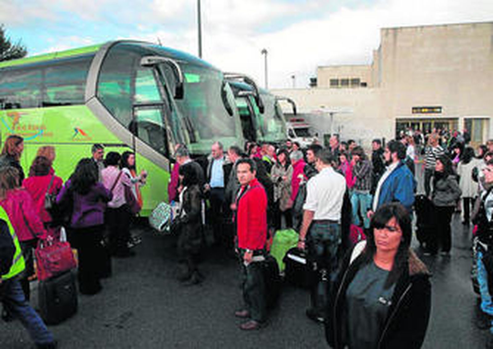 Los pasajeros fueron trasladados en autobús a varios de sus destinos.