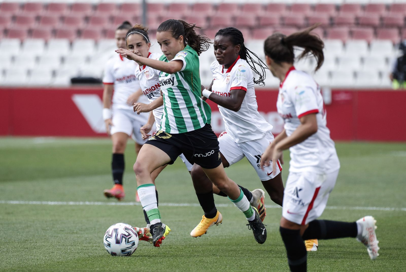 Las sevillistas Payne y Virgy persiguen a la bética Rosa Márquez.