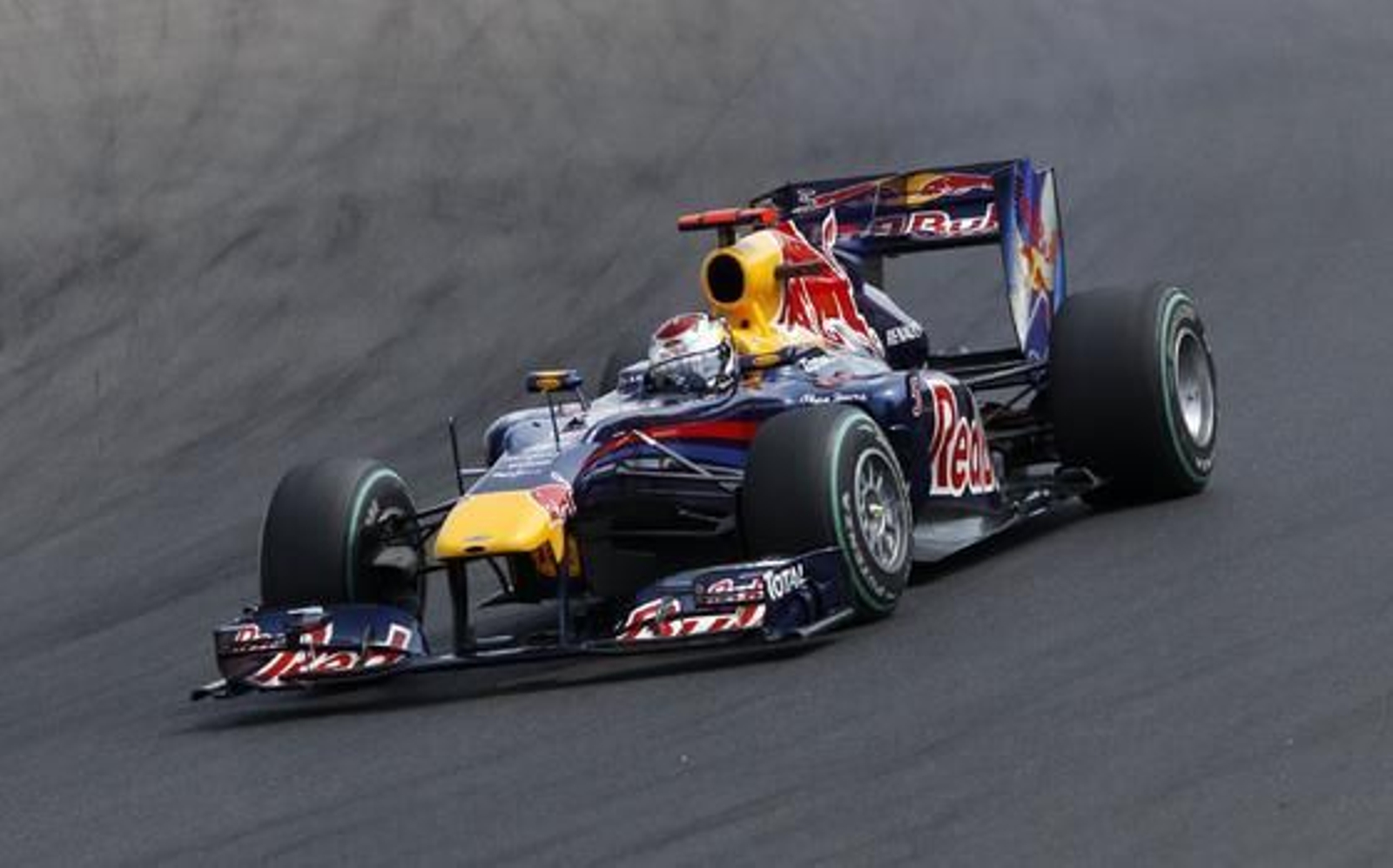 Fernando Alonso acaba segundo por detrás de Webber en el Gran Premio de Hungría. / Reuters