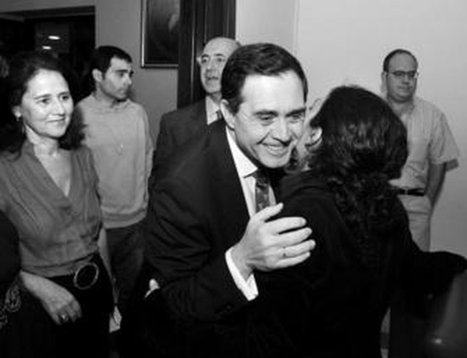 El rector saluda a los periodistas antes de comenzar su intervención.