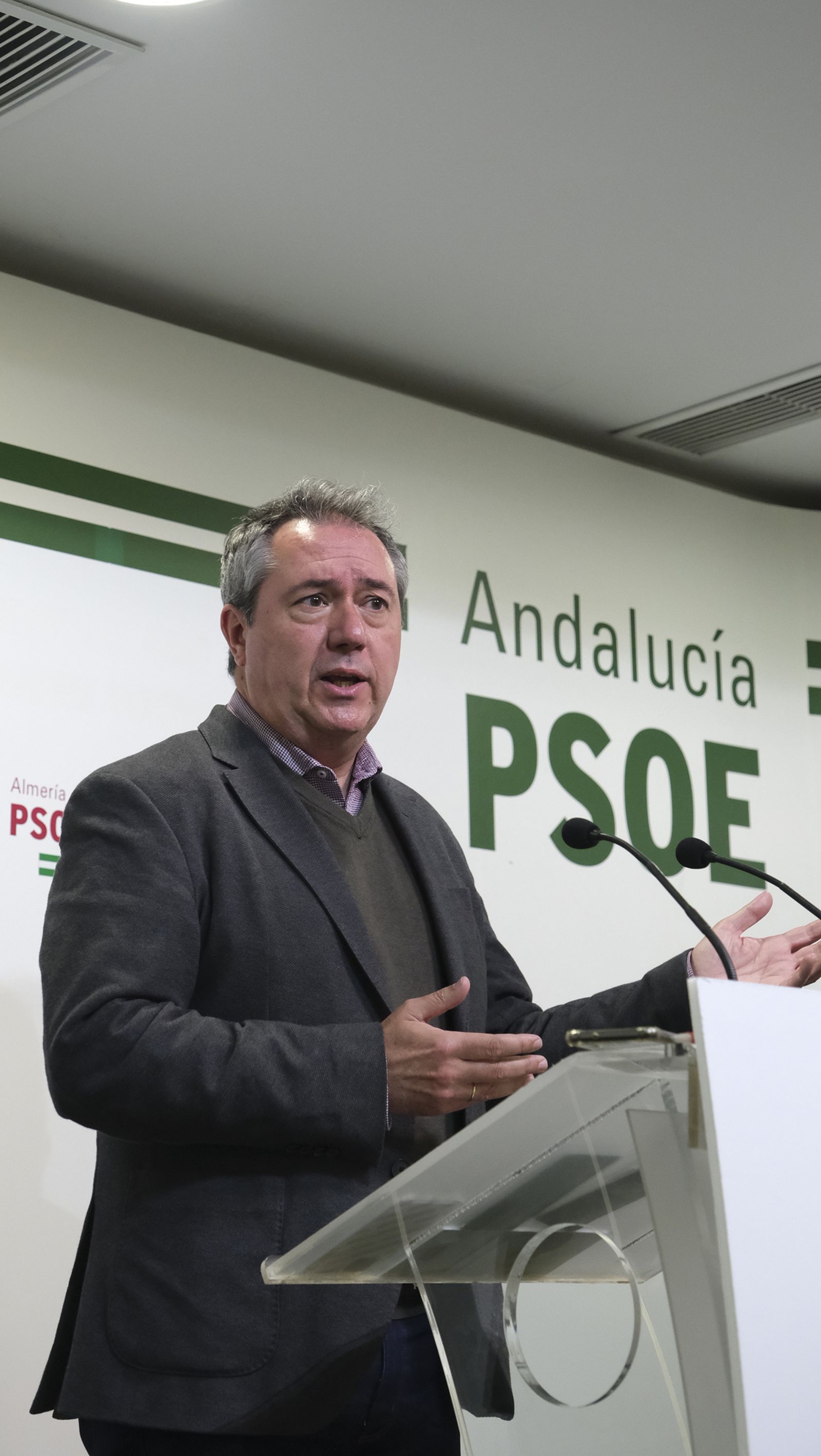 Imágenes de la visita del Secretario General del PSOE-A, Juan Espadas, a Almería.