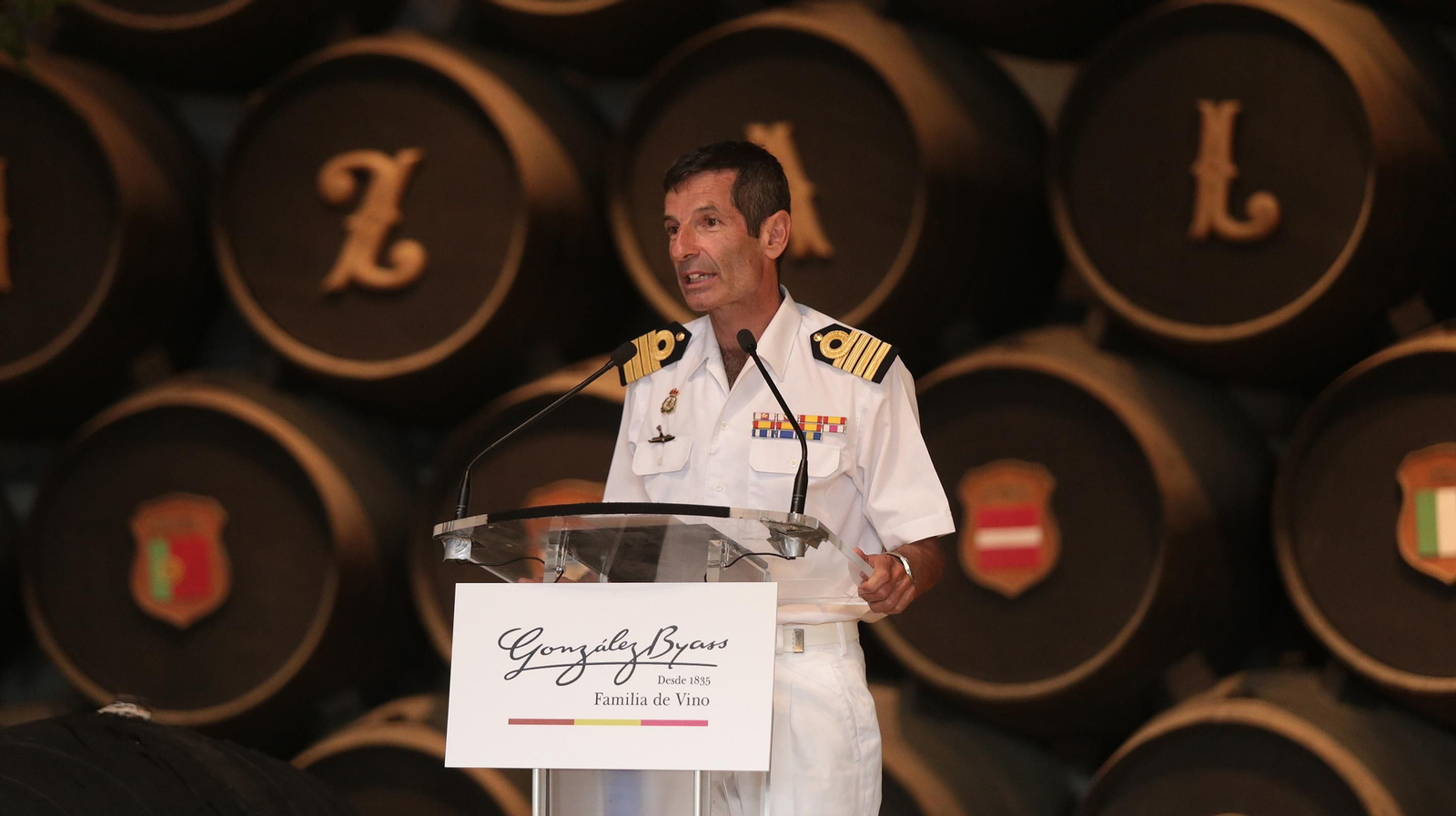 Santiago de Colsa, comandante del Juan Sebastián Elcano, se dirige al público. González Byass recibe las botas que han navegado en el Juan Sebastián Elcano