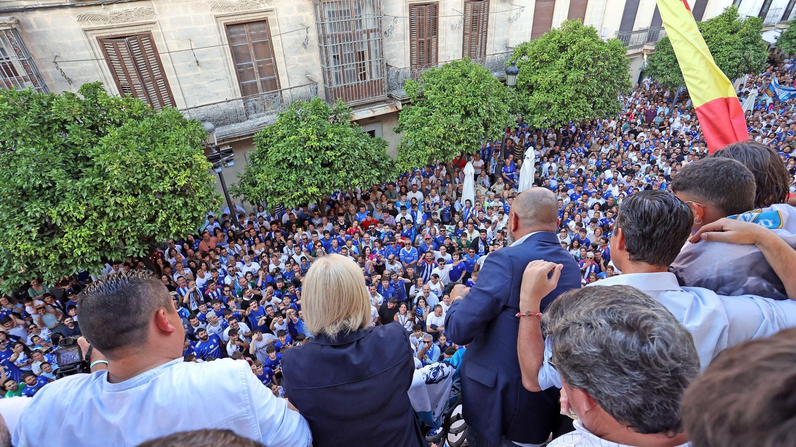 La alcaldesa, junto a Juan Luis Gil, directivos y jugadores, en el balcón del Ayuntamiento.