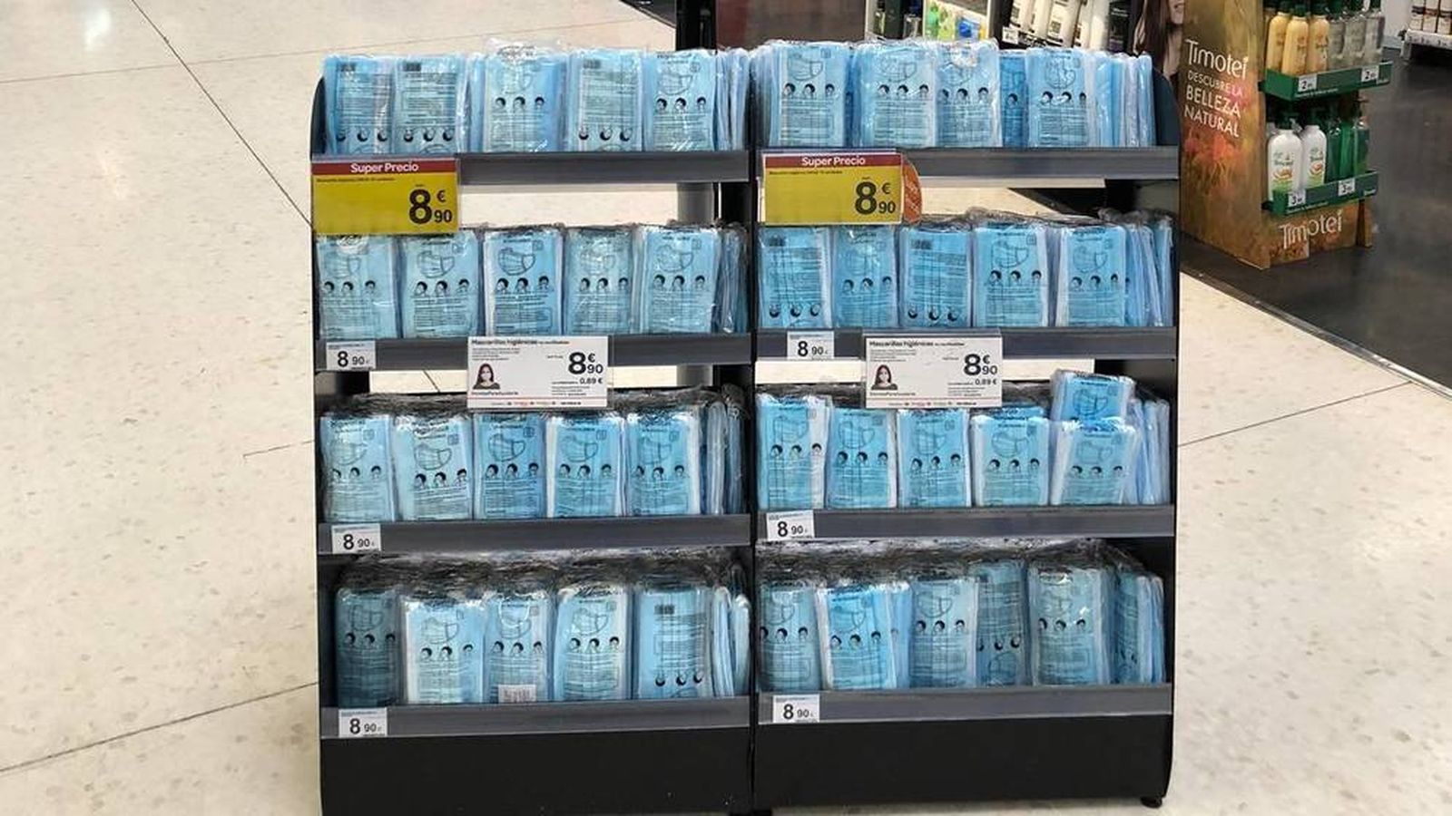 Carrefour ya ha incorporado las mascarillas en sus centros de Sevilla.