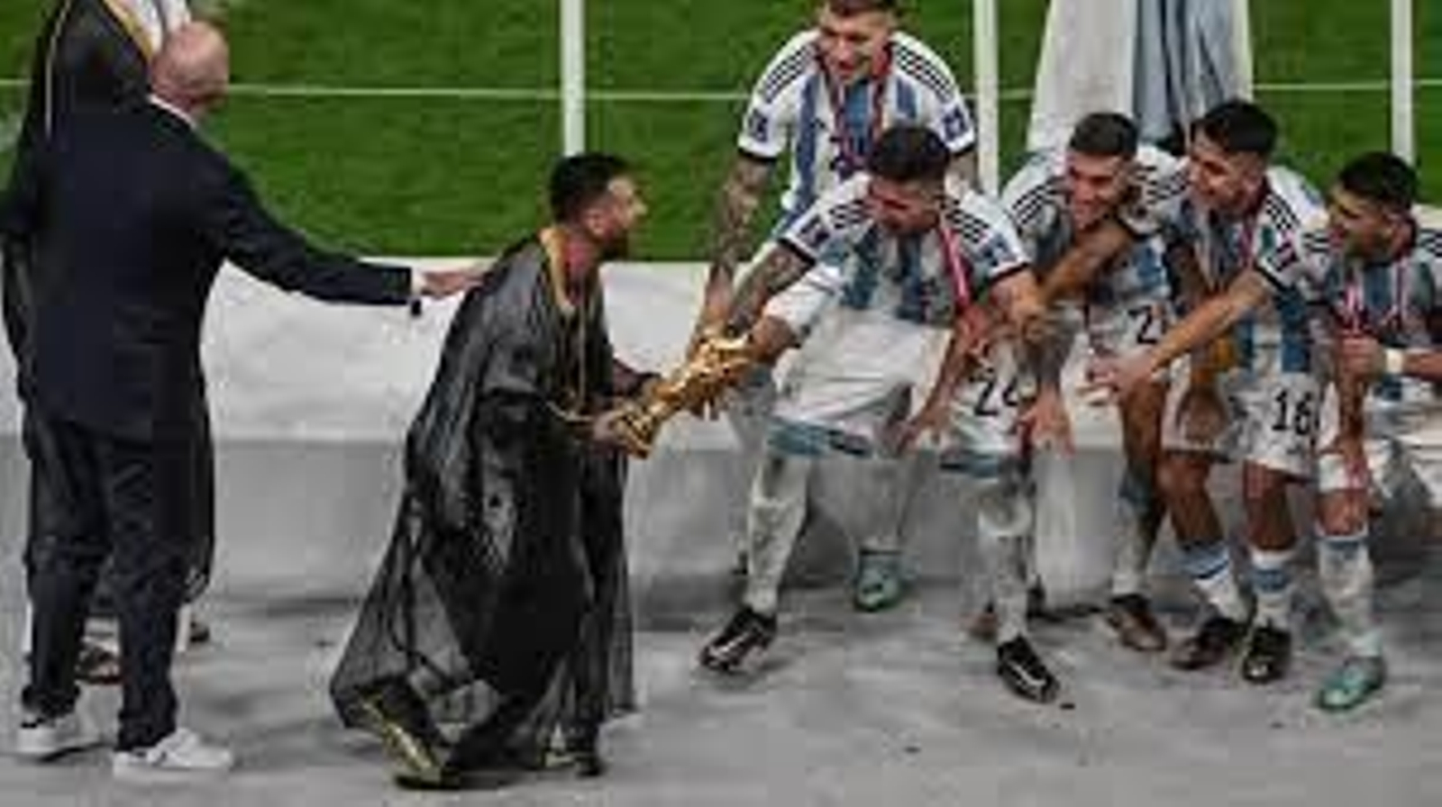 El momento bata de Messi en el Mundial de Qatar. El momento bata de Messi en el Mundial de Qatar.