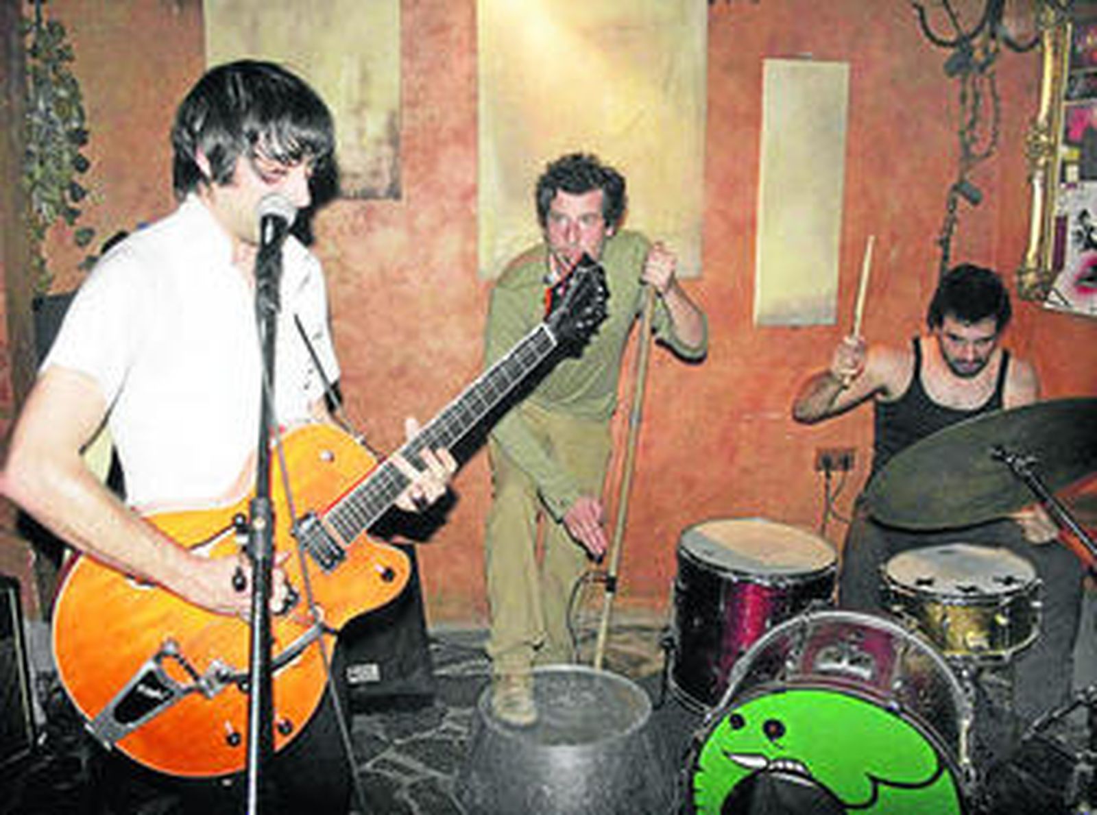 La banda Guadalupe Plata, durante una actuación.