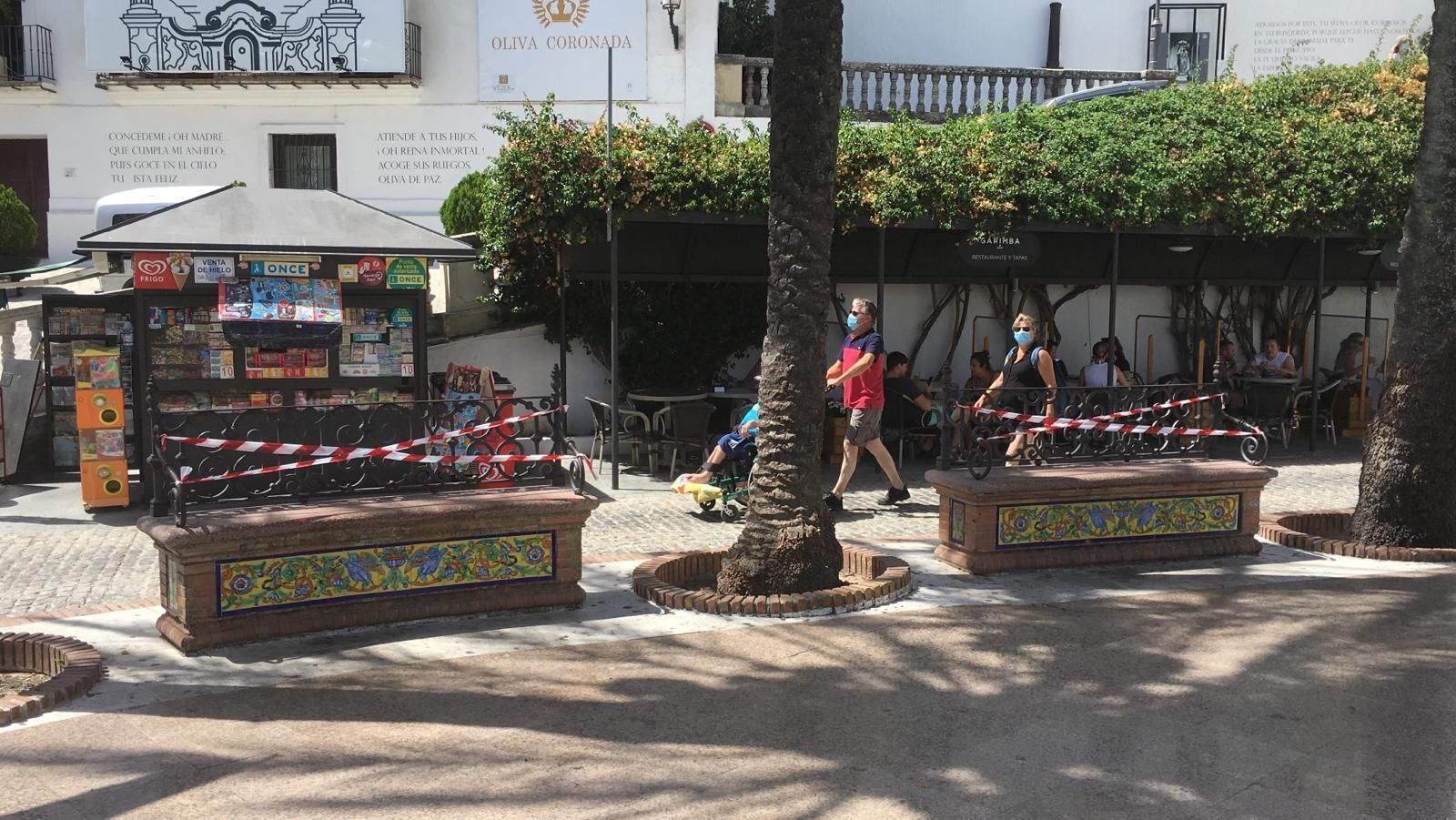 Los bancos de la plaza de España se han precintado.