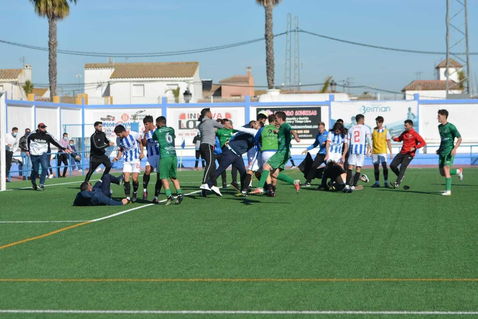 Un momento de la trifulca que se montó al final del Guadalcacín-Bollullos.