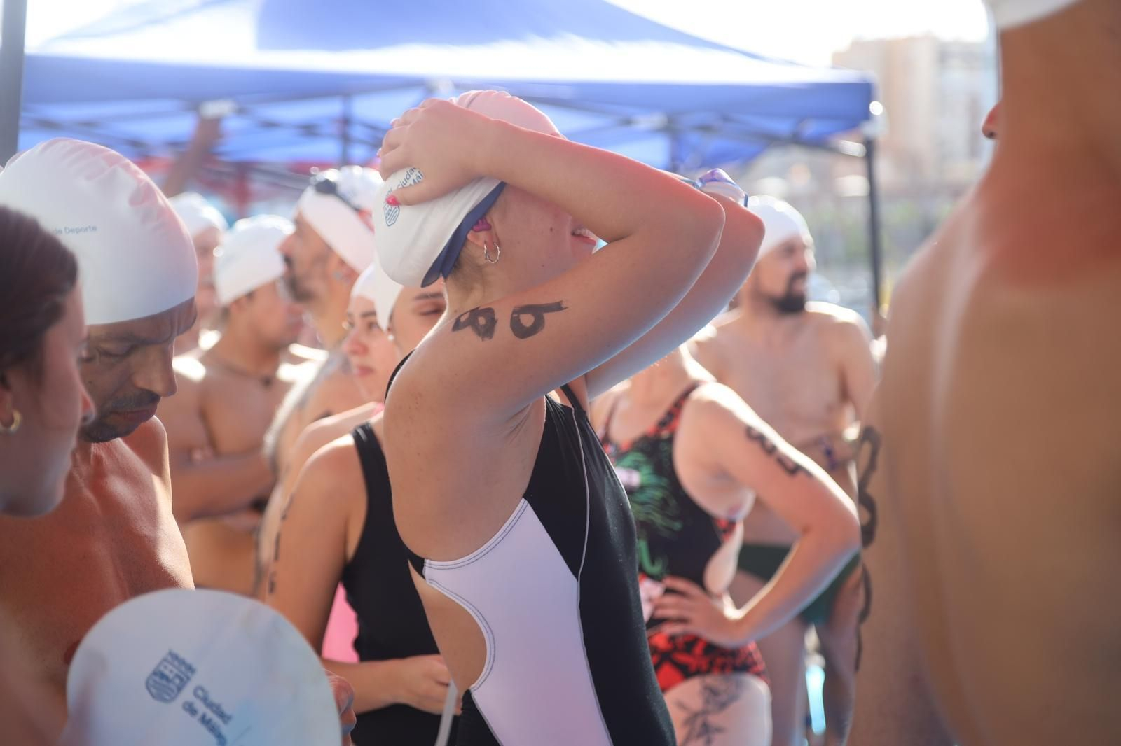 La travesía a nado del puerto de Málaga, en imágenes