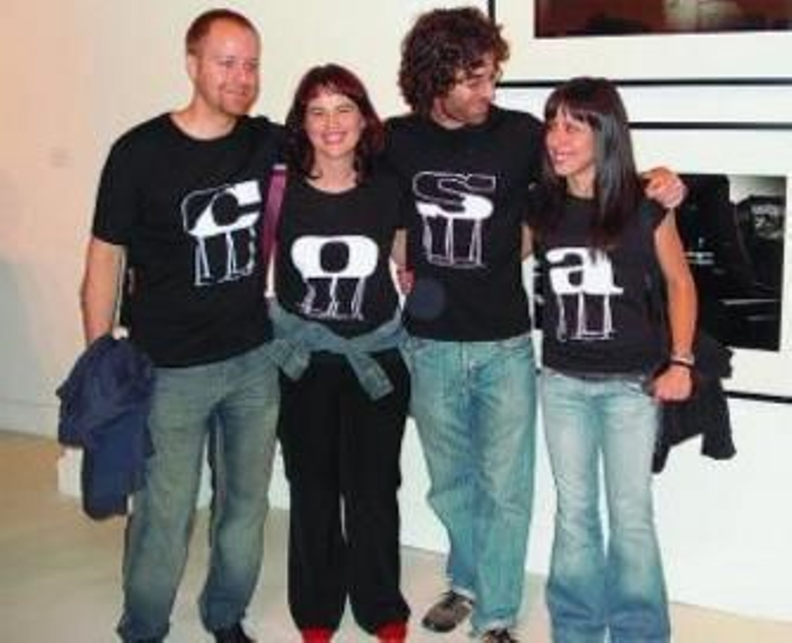 1. Los miembros del colectivo, en la exposición de su obra en el CAC el pasado sábado. 2. Una de las letras de Cine Astoria en  su fase de desubicación del inmueble por los miembros del colectivo Maldita. 3. Con las ocho letras originales el grupo ideó, a modo de 'scrabble', nuevos significados.