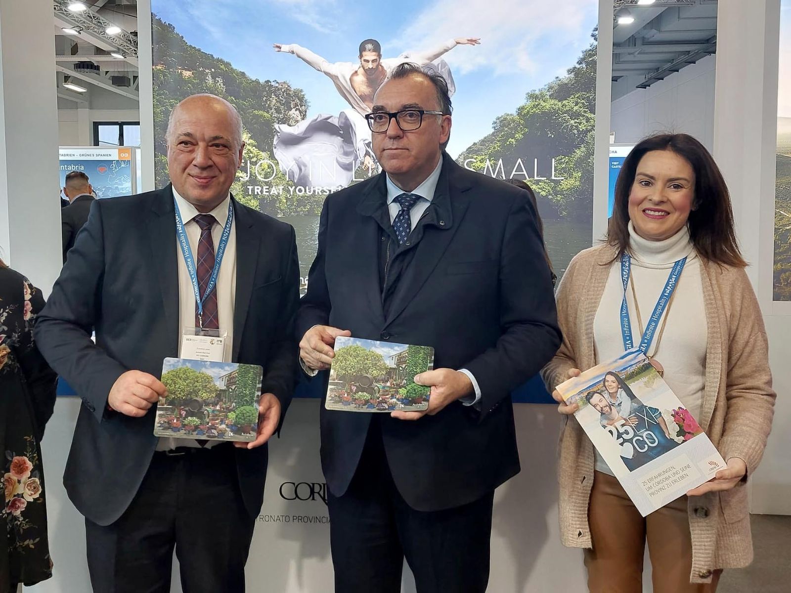 Presentación de la guía '25 experiencias para vivir Córdoba y su provincia' en la feria.