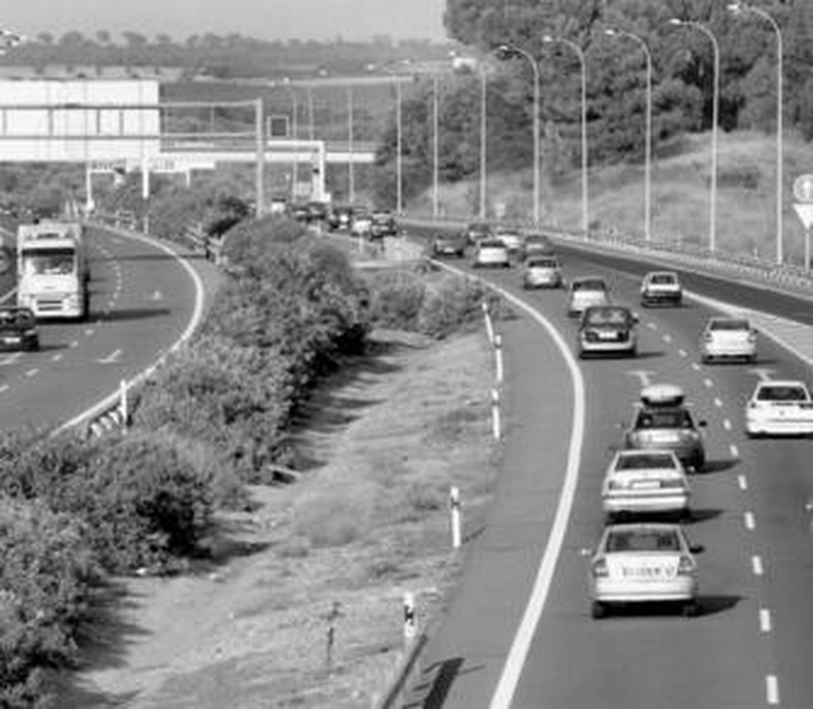 La autovía que une Huelva y Sevilla soporta un tráfico elevado y tendrá tres carriles en ambos sentidos.