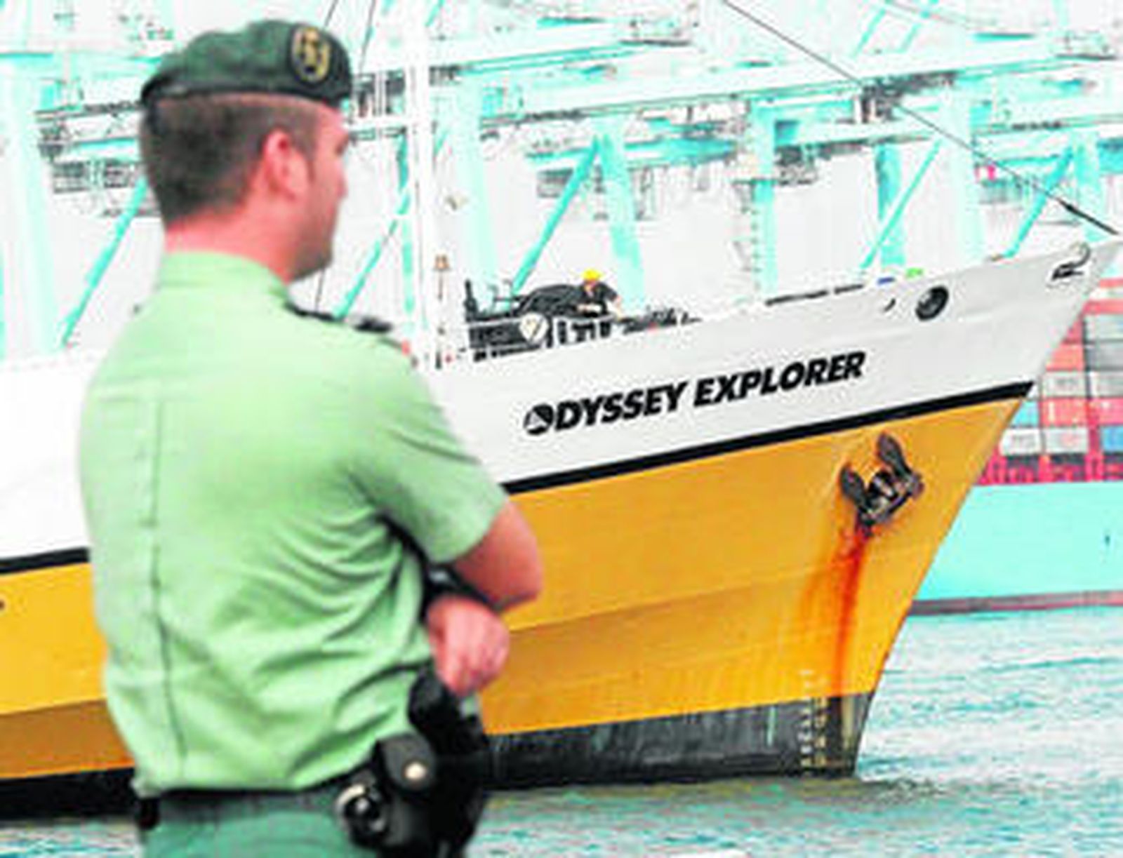 Un agente de la Guardia Civil vigila la entrada de uno de los buques de Odyssey al puerto de Algeciras, en octubre de 2007.