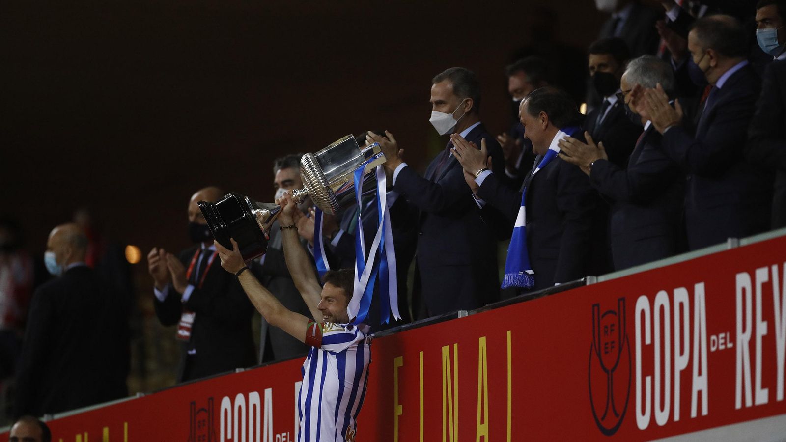 Illarramendi recibe la Copa del Rey de manos de Felipe VI.