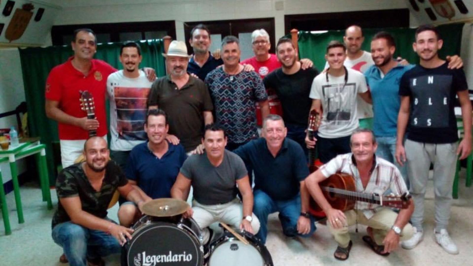 El grupo de 'Ley de vida', con Caracol (abajo en el centro) y su hijo Antonio (arriba a la derecha).