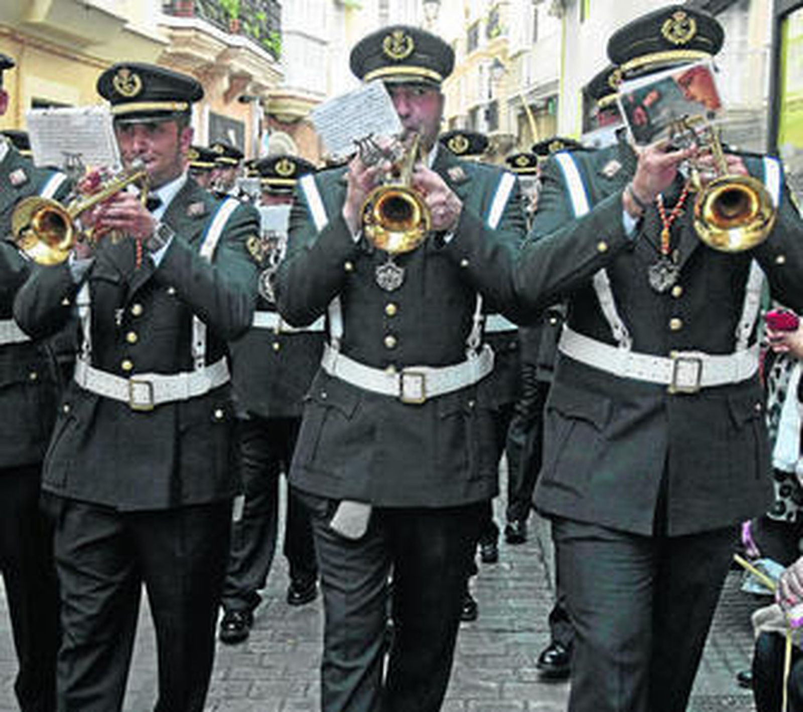 Músicos de Polillas, acompañando al misterio de Borriquita por las calles de la ciudad el pasado Domingo de Ramos.