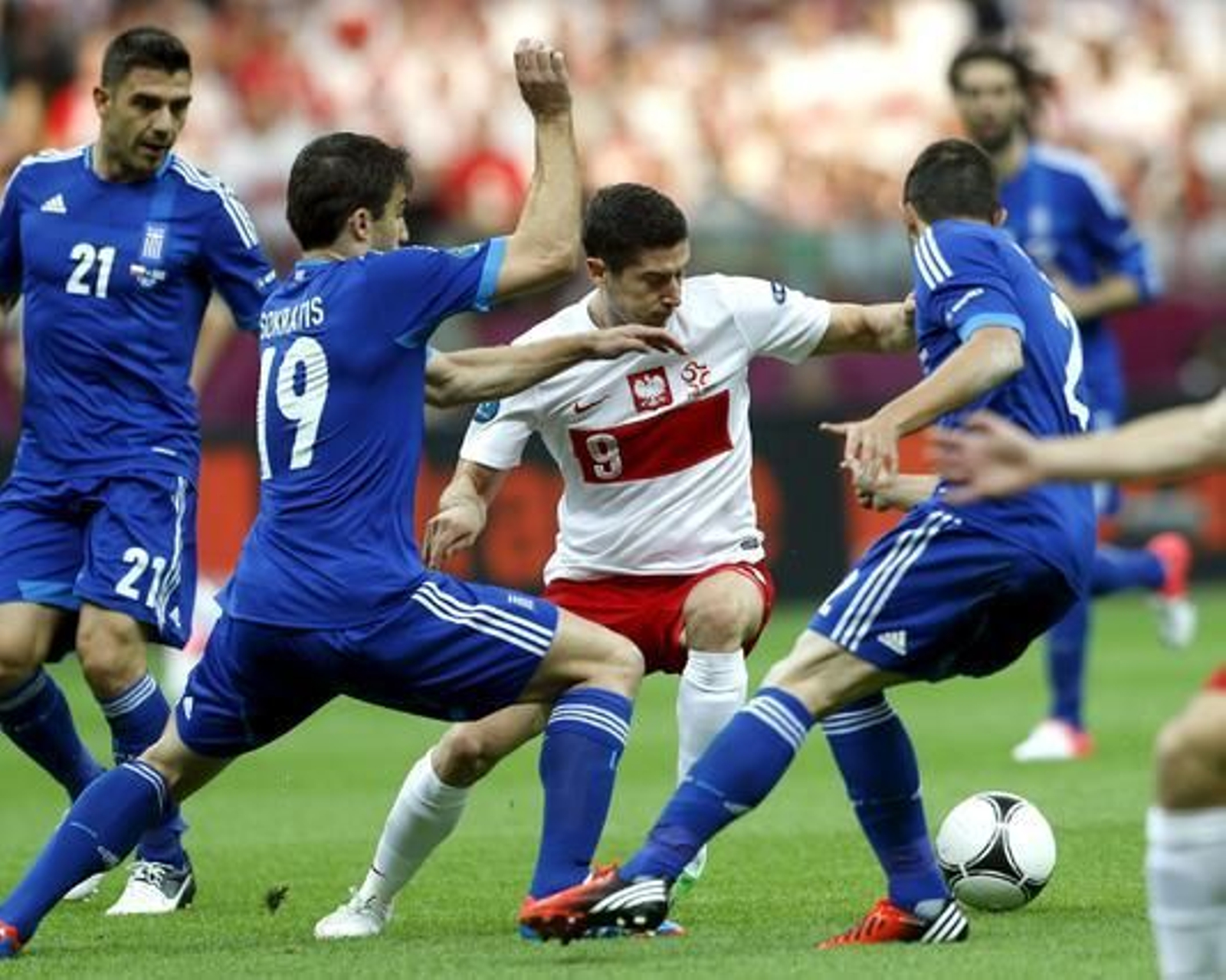 Polonia y Grecia empatan 1-1 en un interesante partido inaugural con dos expulsados, polémica y un penalti fallado.

Foto: EFE