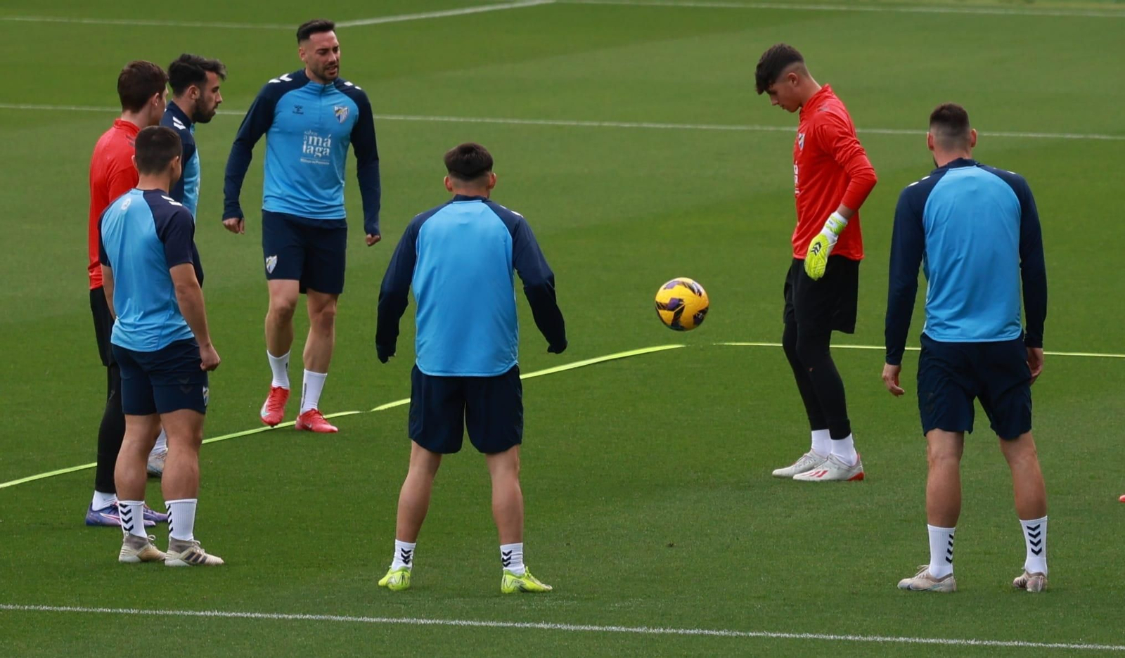 El Málaga CF se divierte con baloncesto en La Rosaleda antes de medirse al Racing de Ferrol