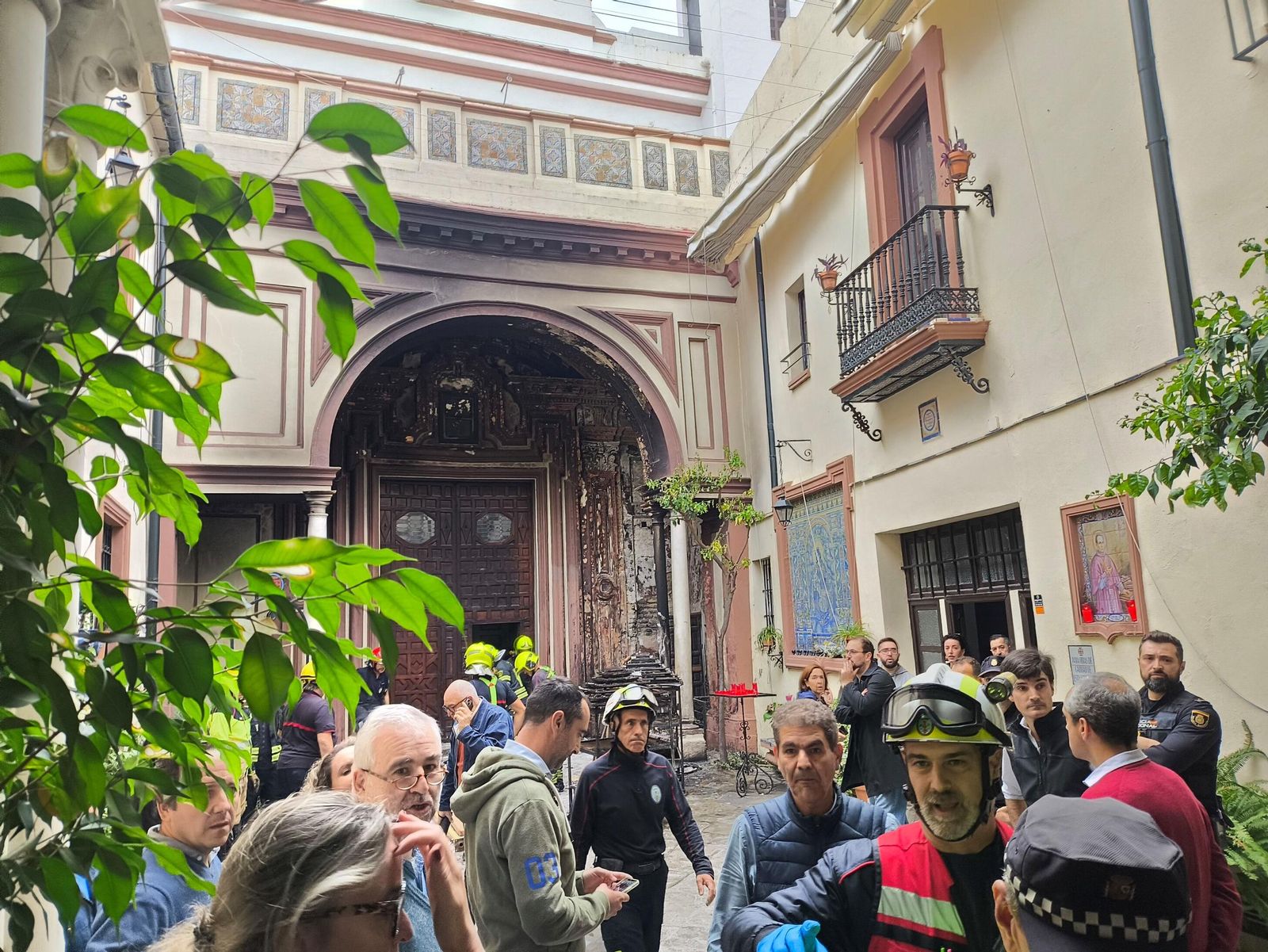 Fotos del incendo en la iglesia de San Antonio Abad, sede de la hermandad del Silencio