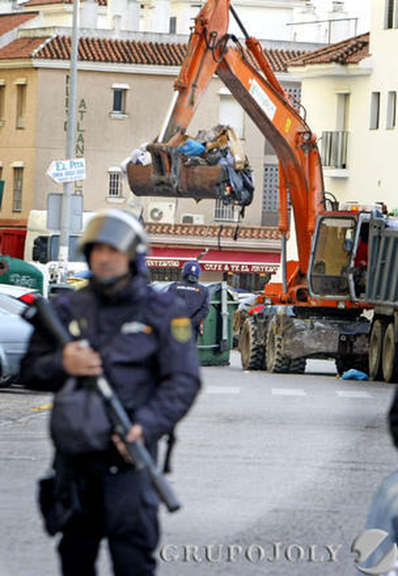 Los trabajadores de Tragsa, en plena faena custodiados por la Policía

Foto: Pascual