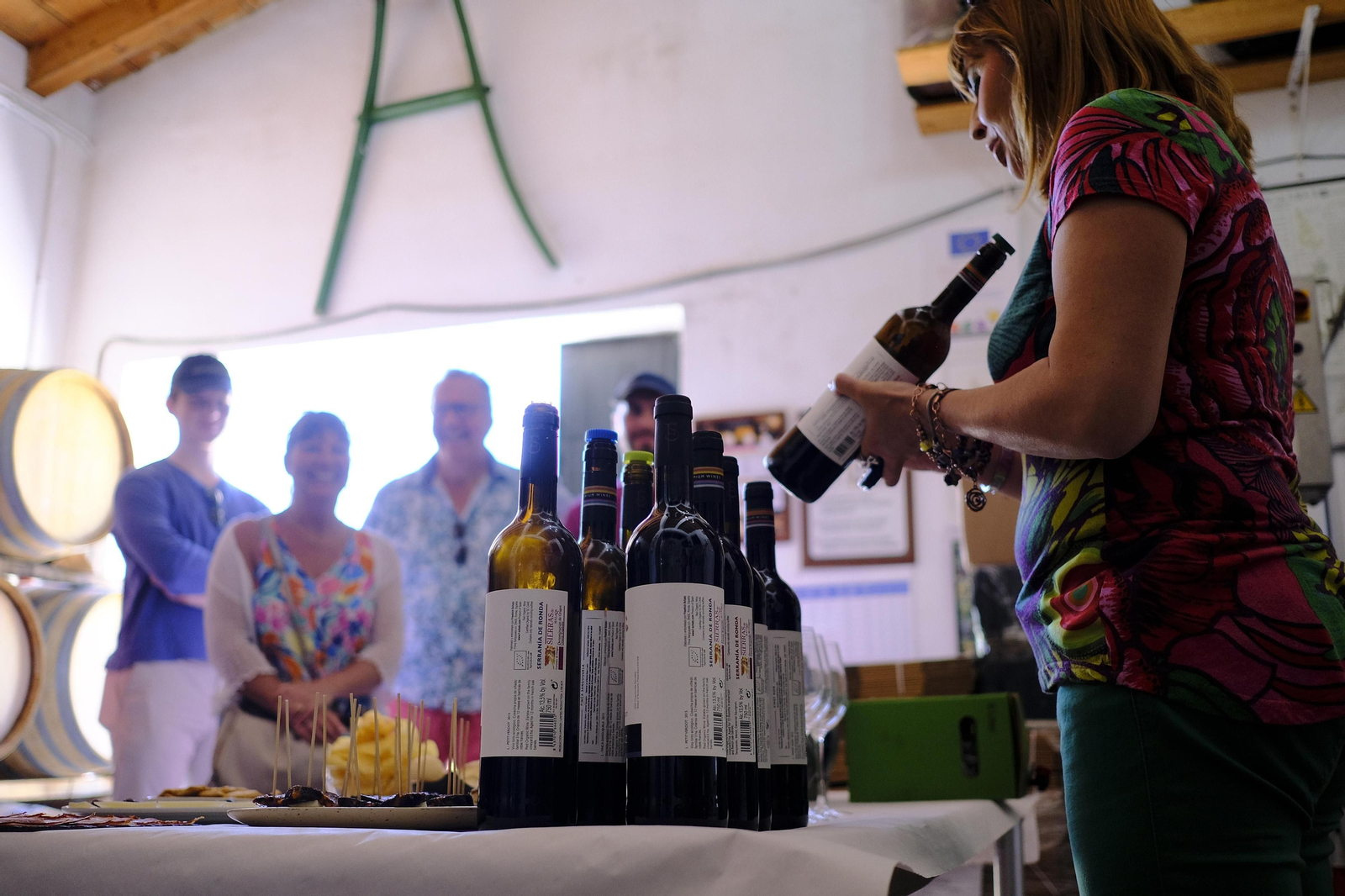 El regreso del turismo extranjero a las bodegas rondeñas, en fotos