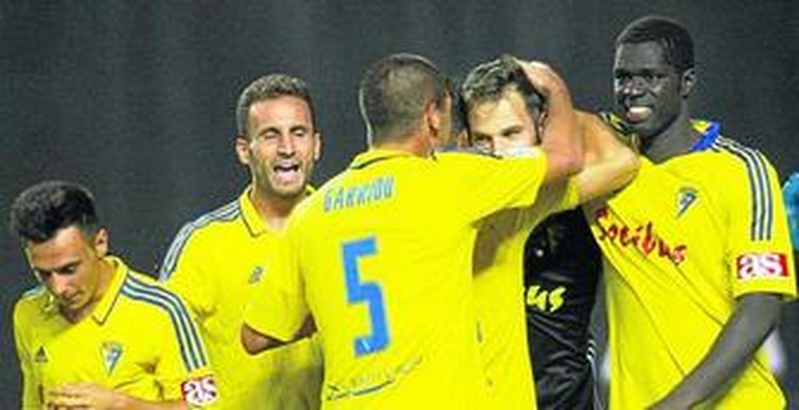 1. Abrazos a Jesús Fernández al acabar la tanda de penaltis en la que se convirtió en el gran protagonista. 2. Sankaré recibe los cuidados de los recuperadores antes de comenzar la prórroga. 3. Los seguidores vivieron los lanzamientos desde los once metros con mucha emoción. 4. Cervera se dirige a Aitor y Brian. (Fotos: Joaquín Pino)