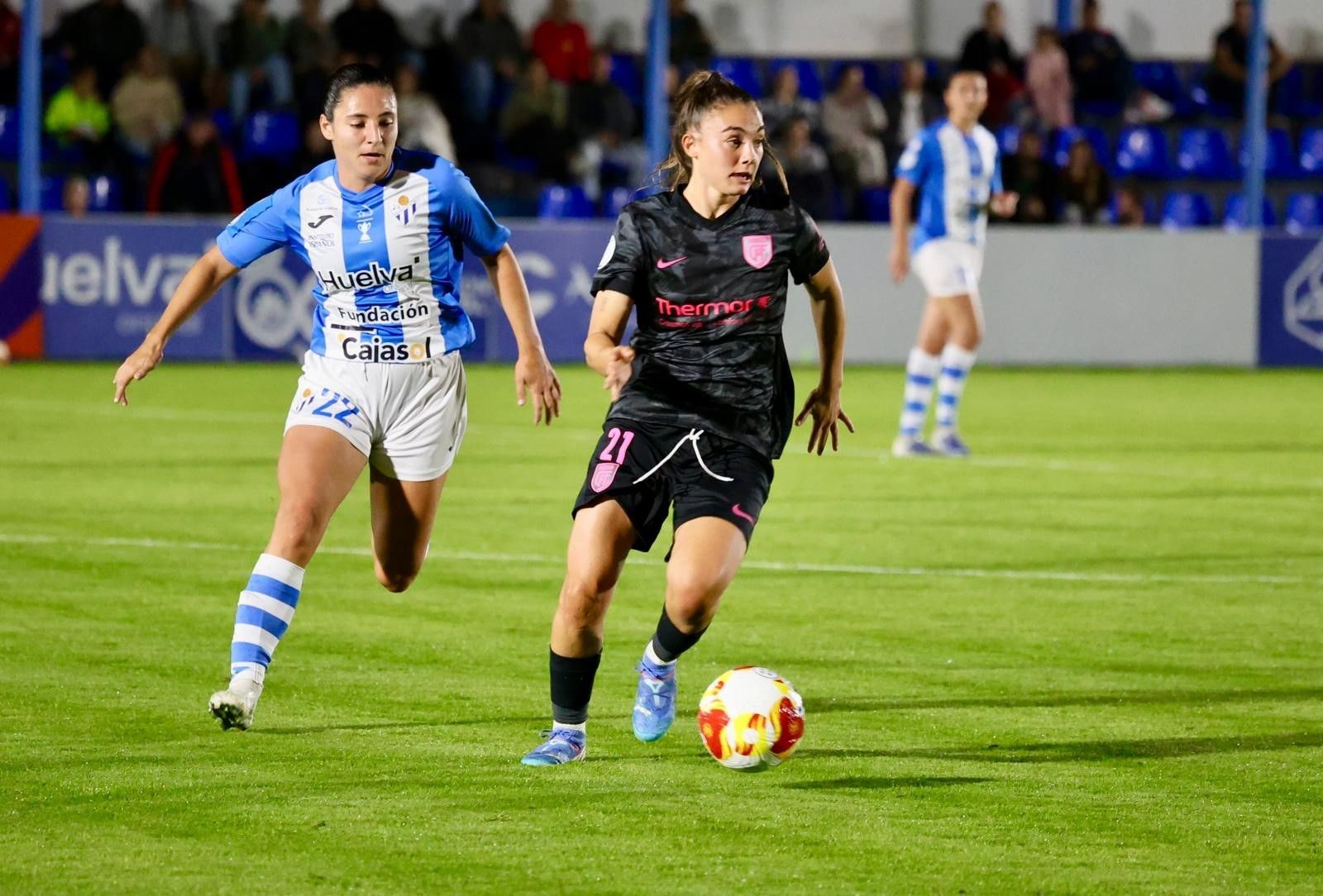 Ixiar Puy persigue a Marina Rivas.