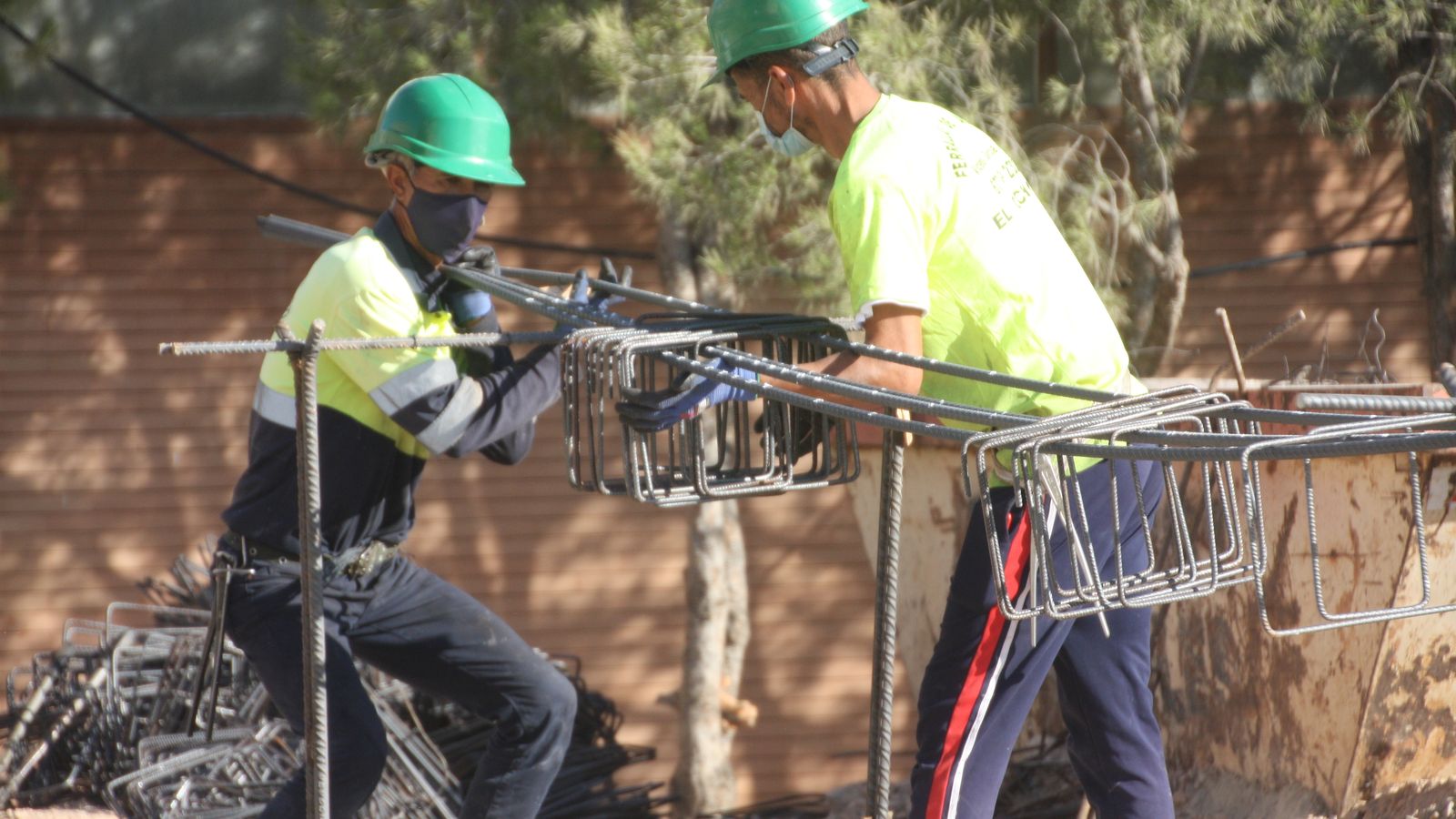 Dos operarios, con la ferralla en el Hospital de Poniente.