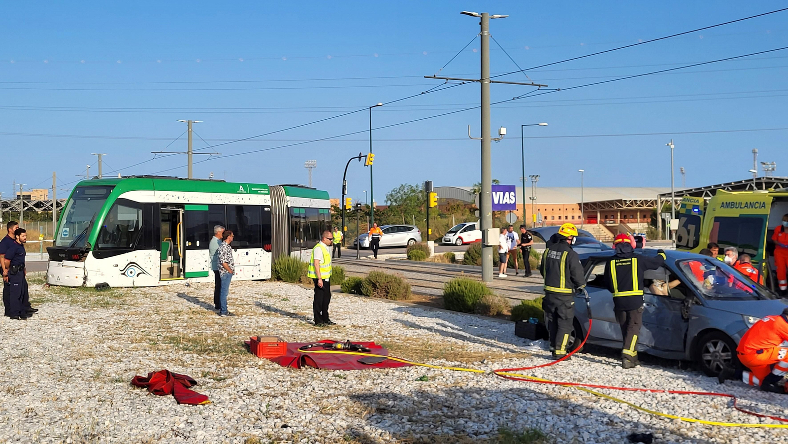 Las fotos del accidente entre el Metro de Málaga y un coche en El Cónsul