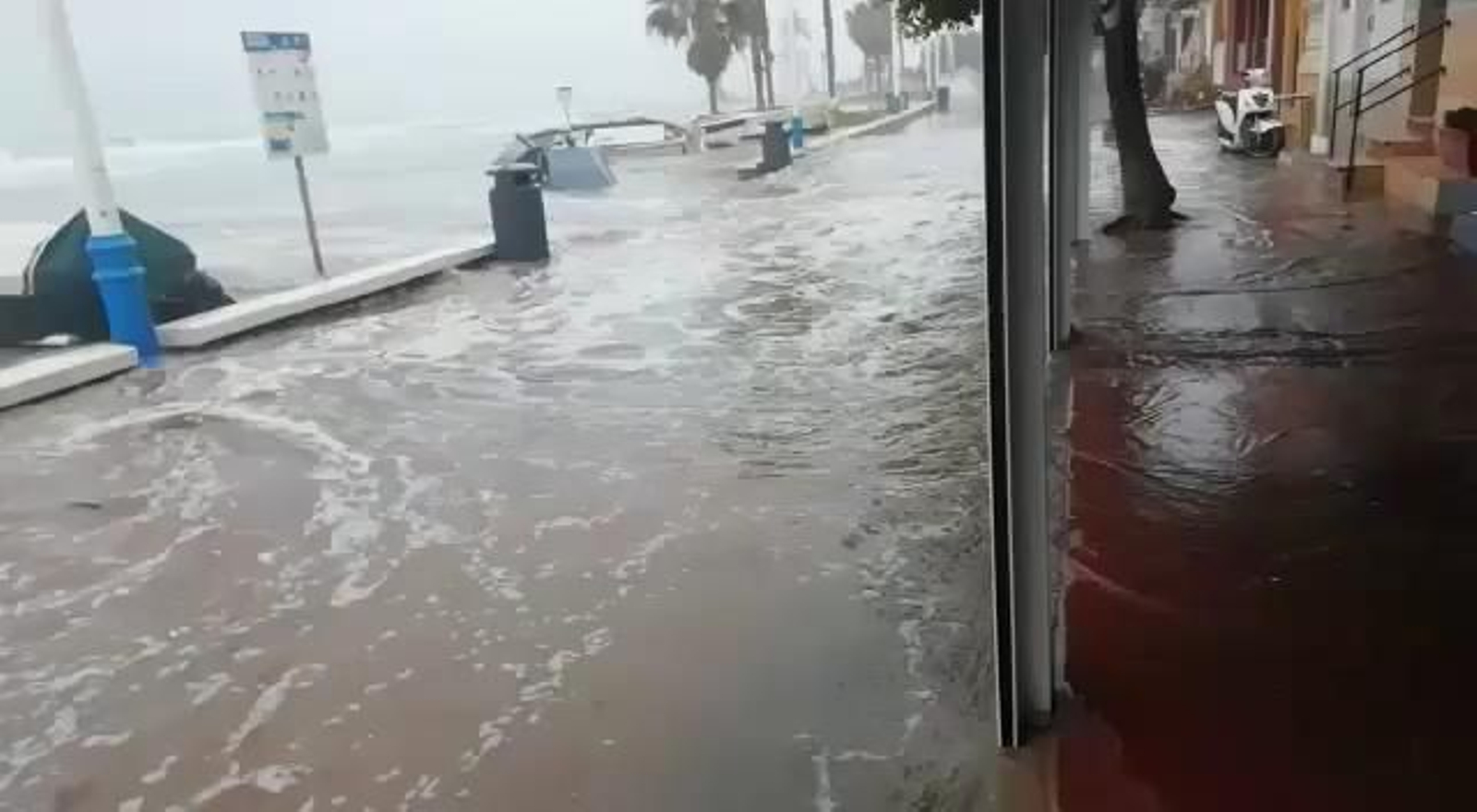 El temporal inunda el paseo marítimo de Pedregalejo.