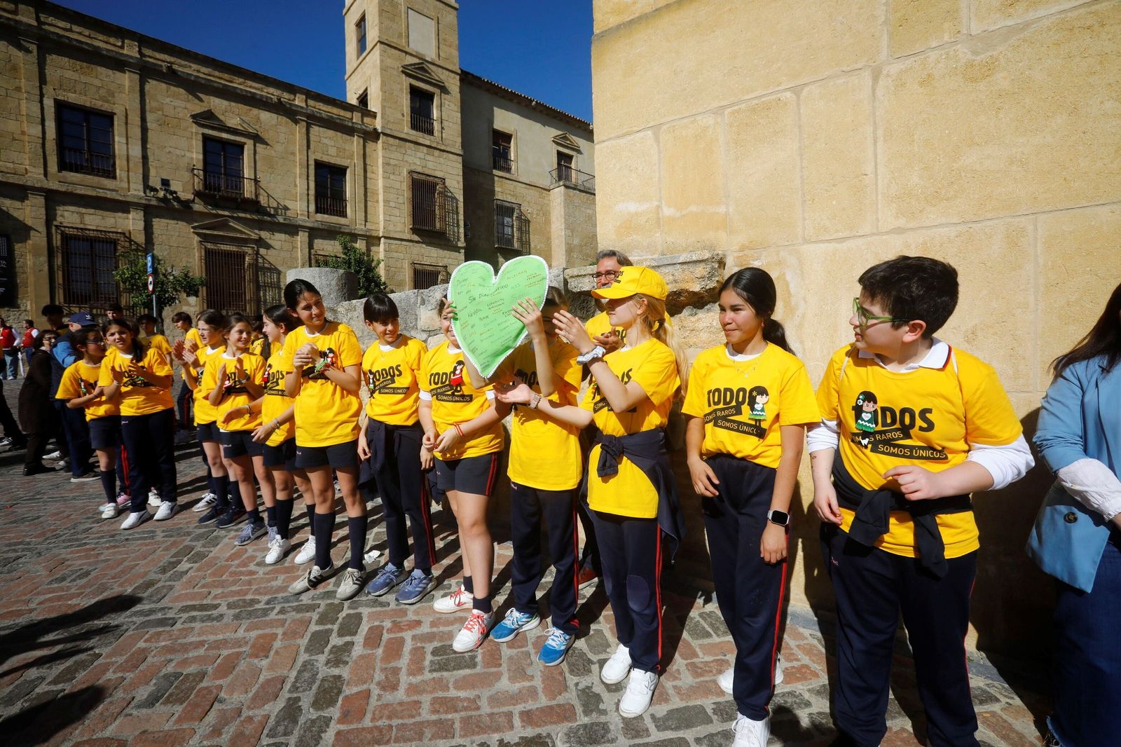 Las mejores imágenes del abrazo a la Mezquita-Catedral por las enfermedades raras