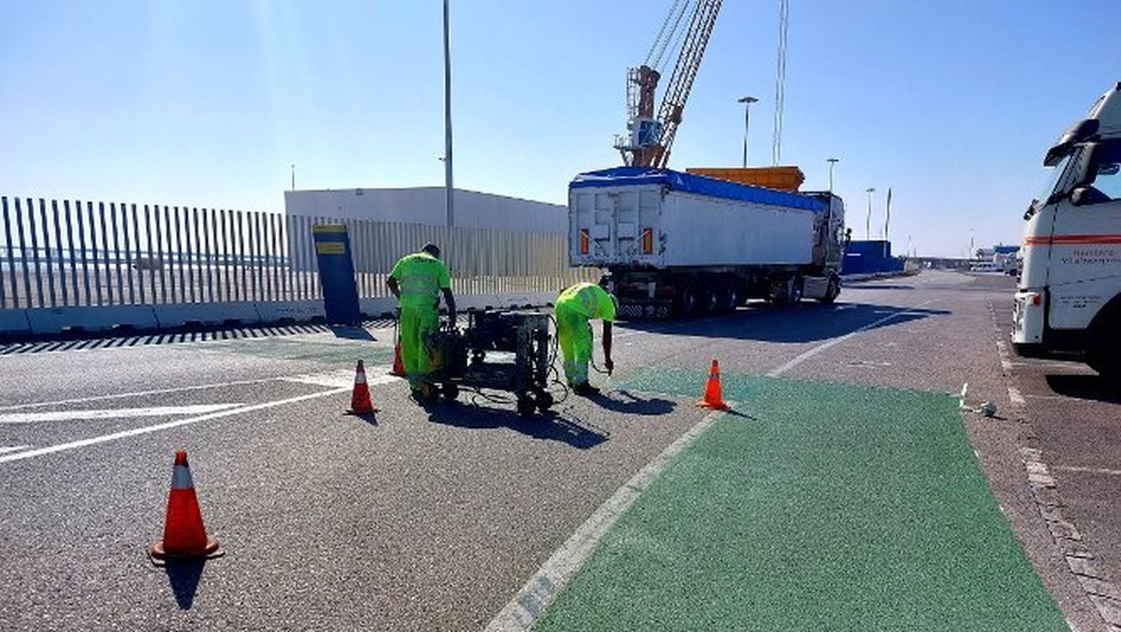 Pintado del carril bici en el recinto interior de la Zona Franca en Cádiz.