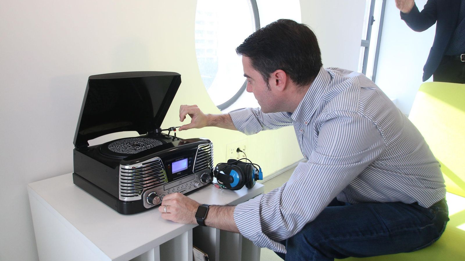 Las salas de música cuentan con equipos de reproducción y cascos, incluido este tocadiscos