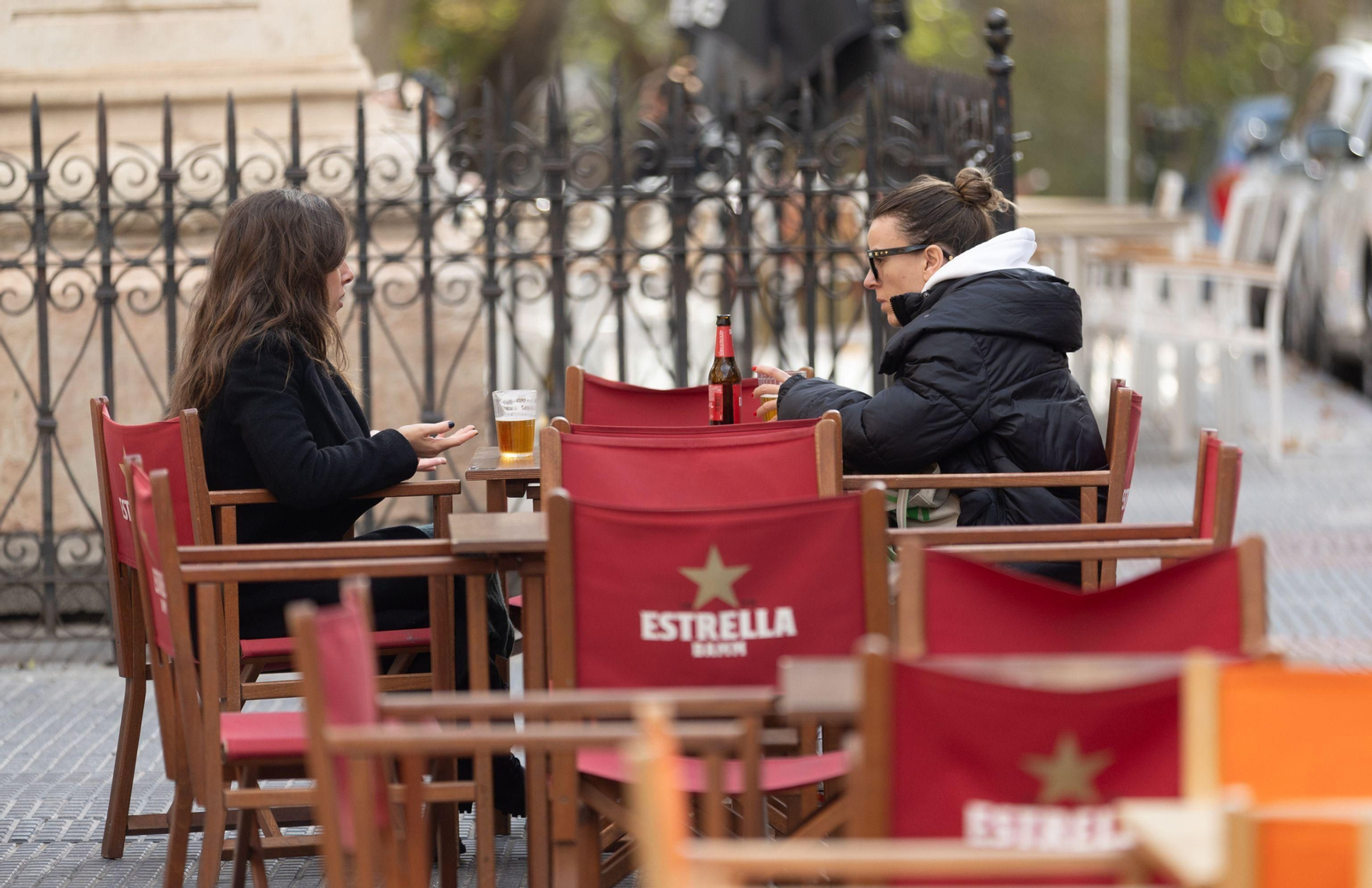 Varias personas en la terraza de una bar.