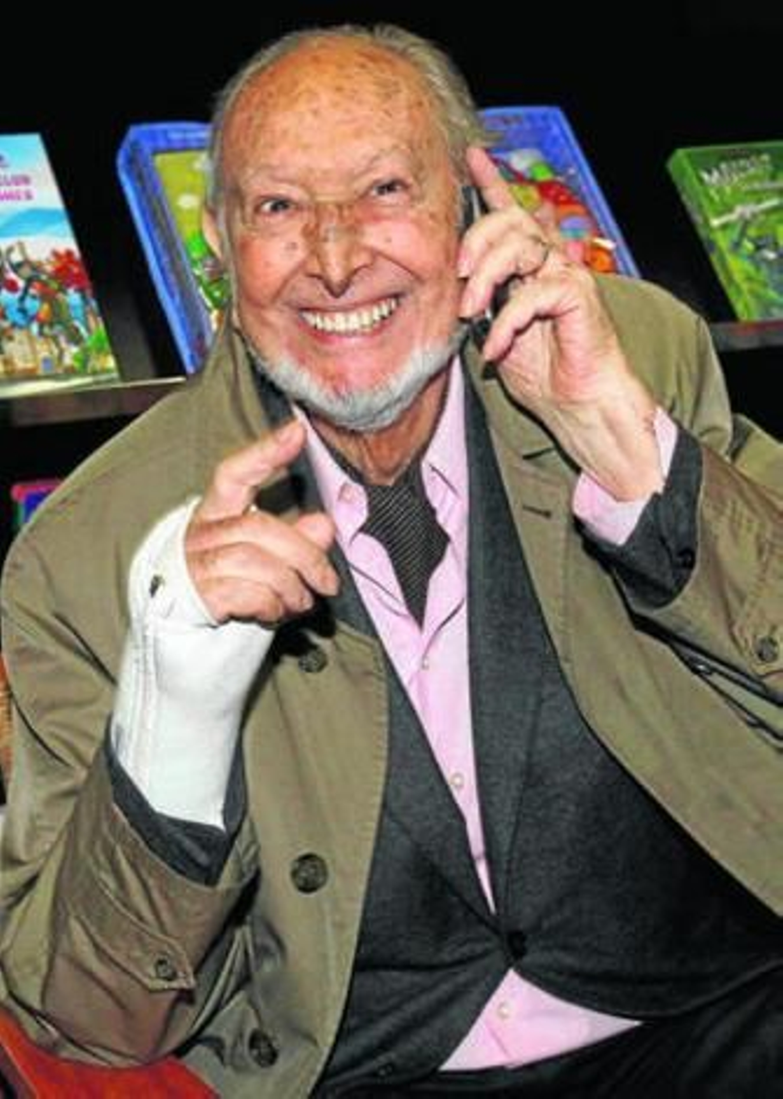 Josep Maria Castellet, ayer, en su fiesta de celebración del premio.