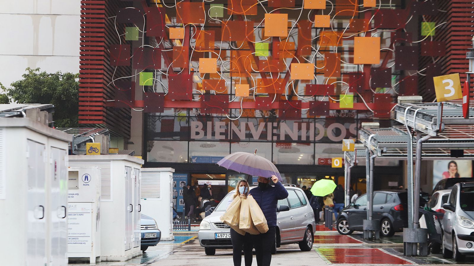 Una pareja sale de Área Sur, donde hubo colas en las cajas de algunas tiendas.