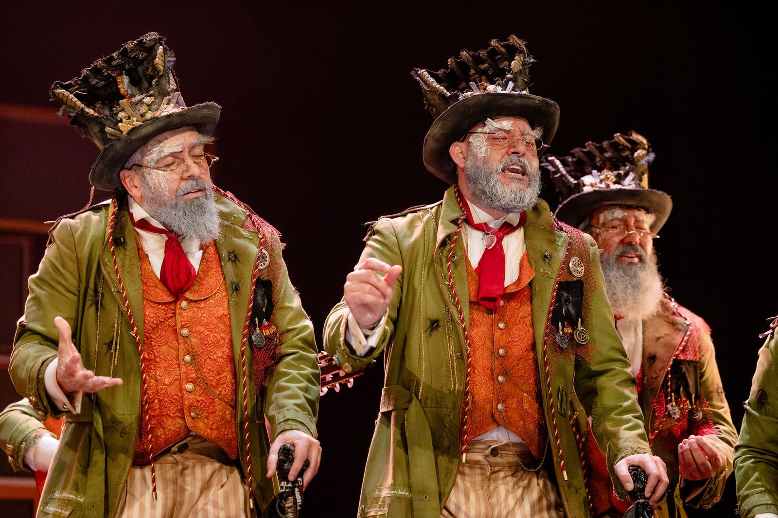 La comparsa 'Los humanos' en su actuación en preliminares.