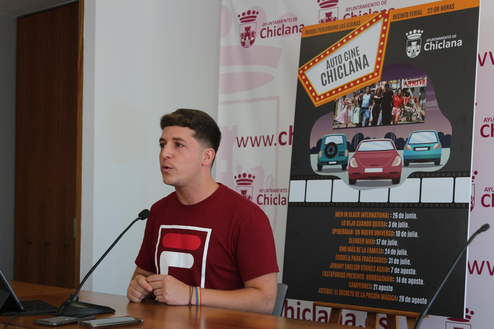 El delegado de Juventud presenta la cartelera del autocine que comenzará la próxima semana.