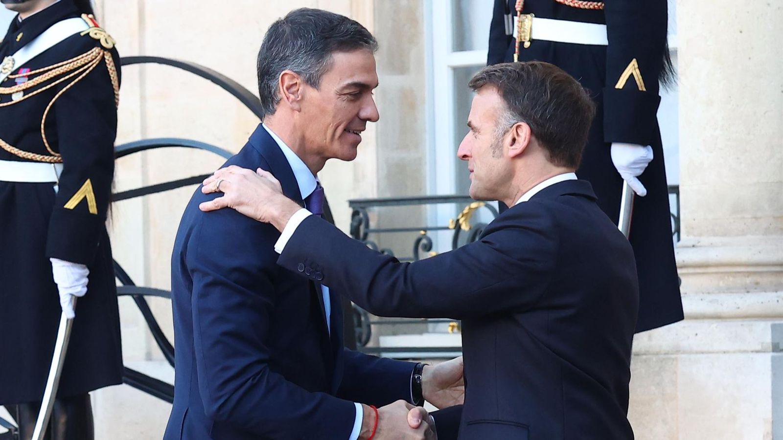 El presidente del Gobierno, Pedro Sánchez (i), es recibido por el presidente de Francia, Emmanuel Macron (d), a su llegada a la reunión de la Coalición de Voluntarios que se celebra en París (Francia).