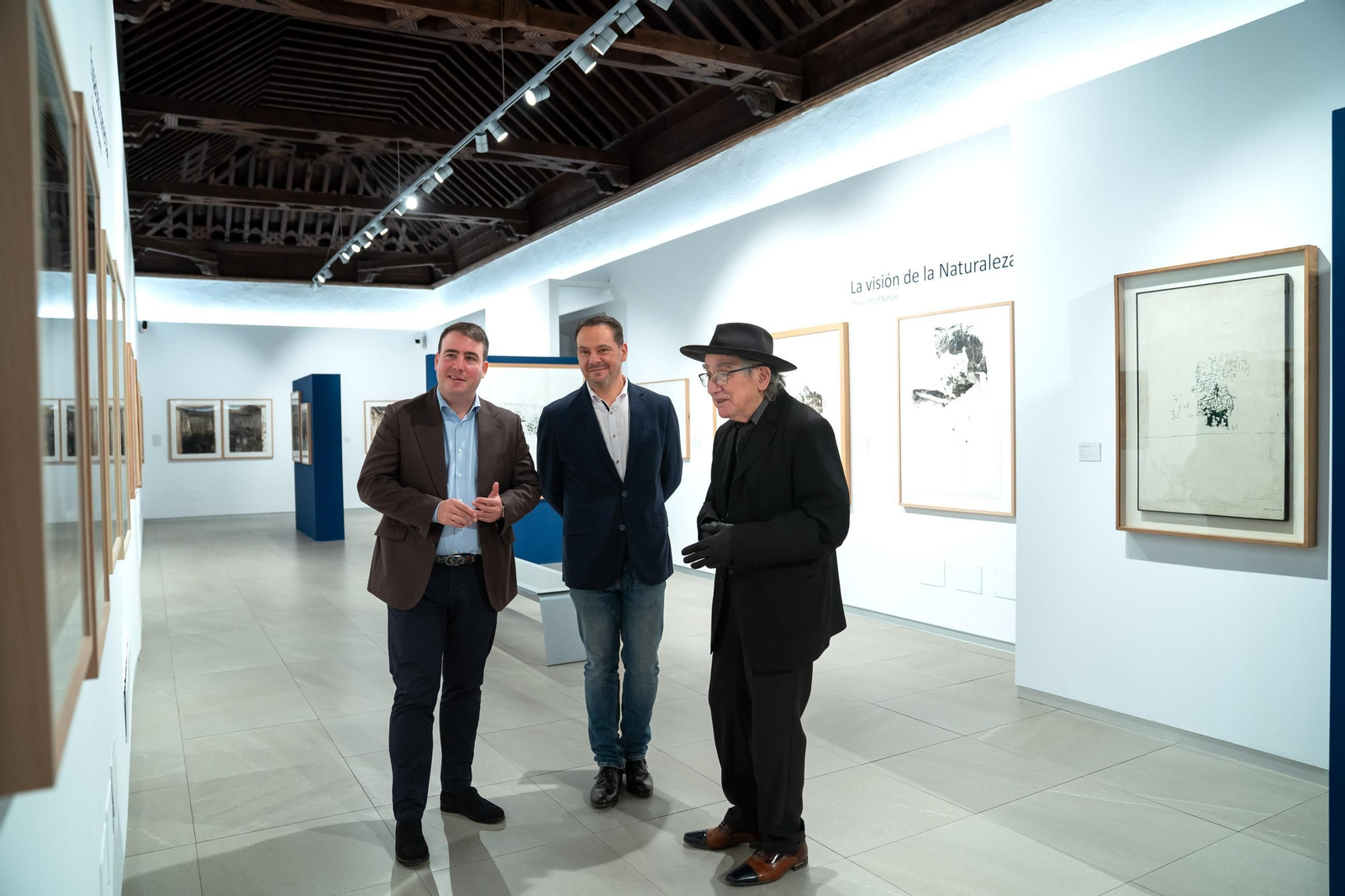 Fernando Giménez, Juan Manuel Martín Robles y José María Mezquita recorriendo la exposición en el MUREC.
