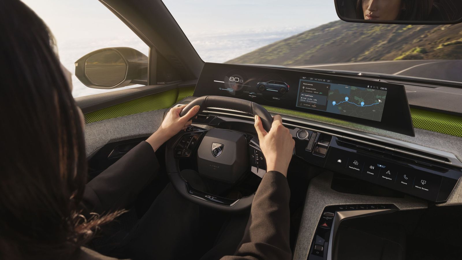 El puesto de conducción del Peugeot 3008 Plug-In Hybrid, con su pantalla panorámica y el i-Cockpit digital, ofrece un entorno tecnológico y confortable durante los desplazamientos por la ciudad.