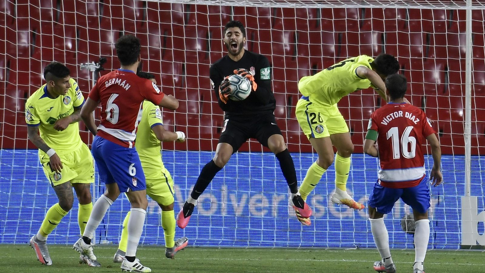 Rui Silva atrapa el cuero y recibe un golpe en el costado por medio de Hugo Duro.