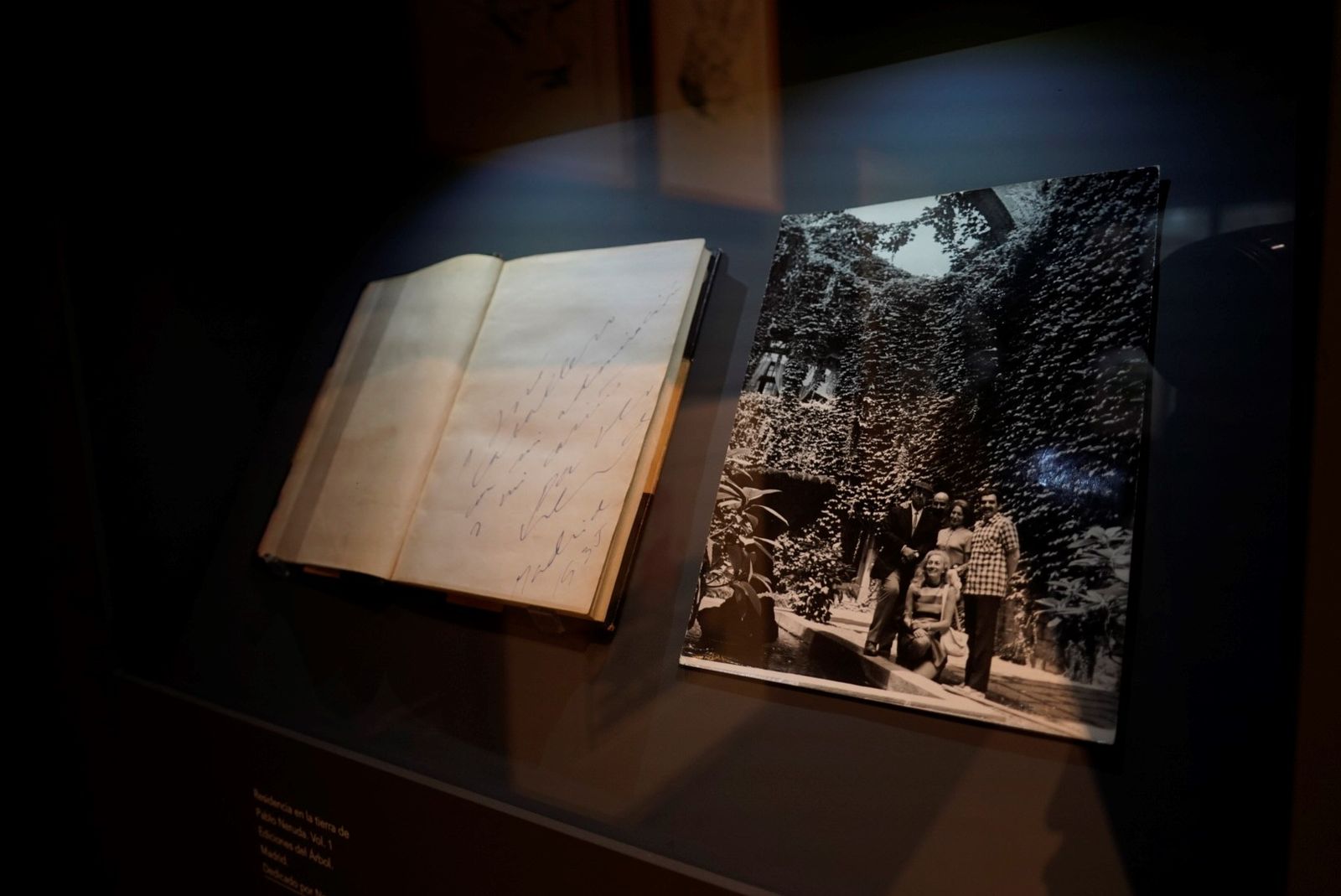 Algunas de las piezas que pueden verse en la exposición 'Algo camina hacia el infinito'.