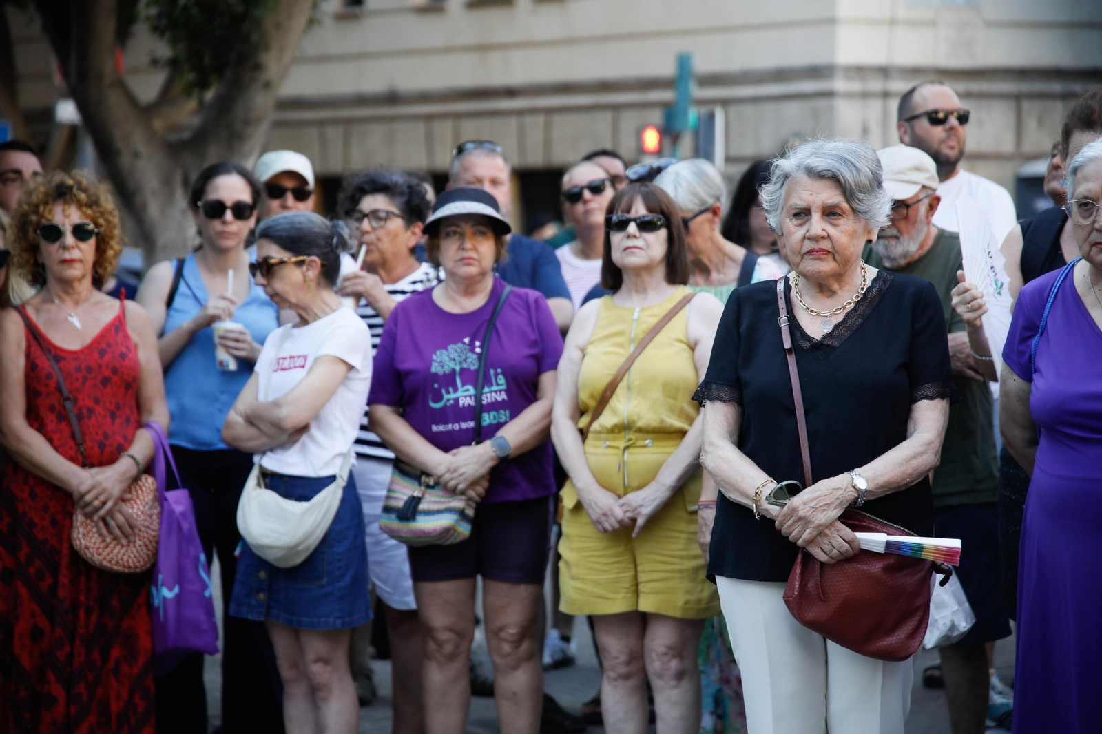 Las imágenes del minuto de silencio en el Mirador de la Rambla por la mujer asesinada en Almería