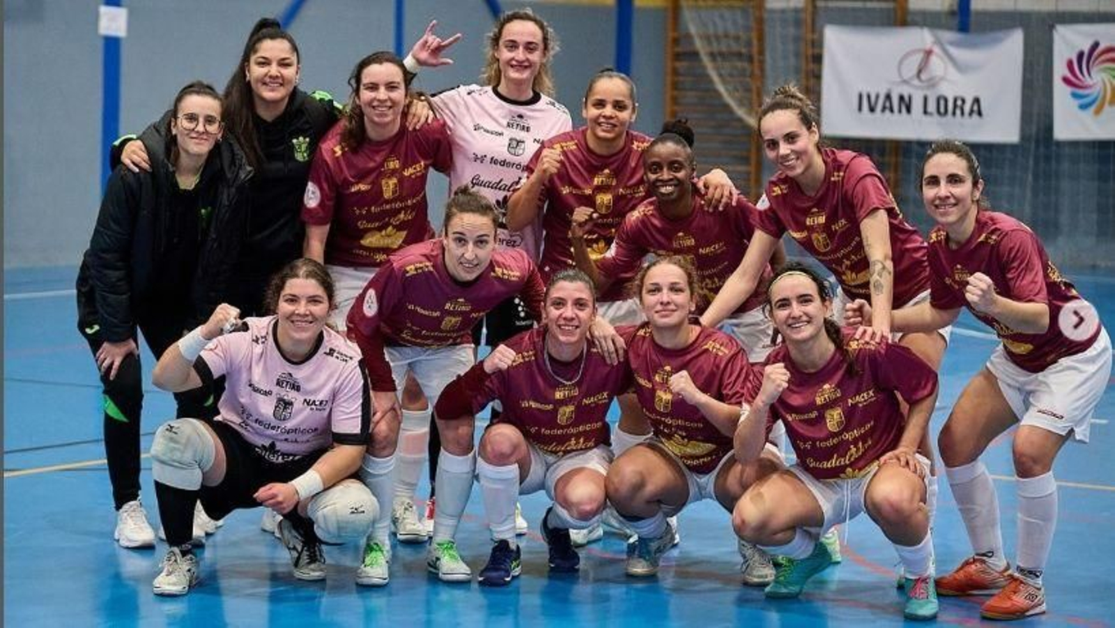 Las jugadoras del Guada FSF celebran al final del partido su goleada al Teldeportivo.