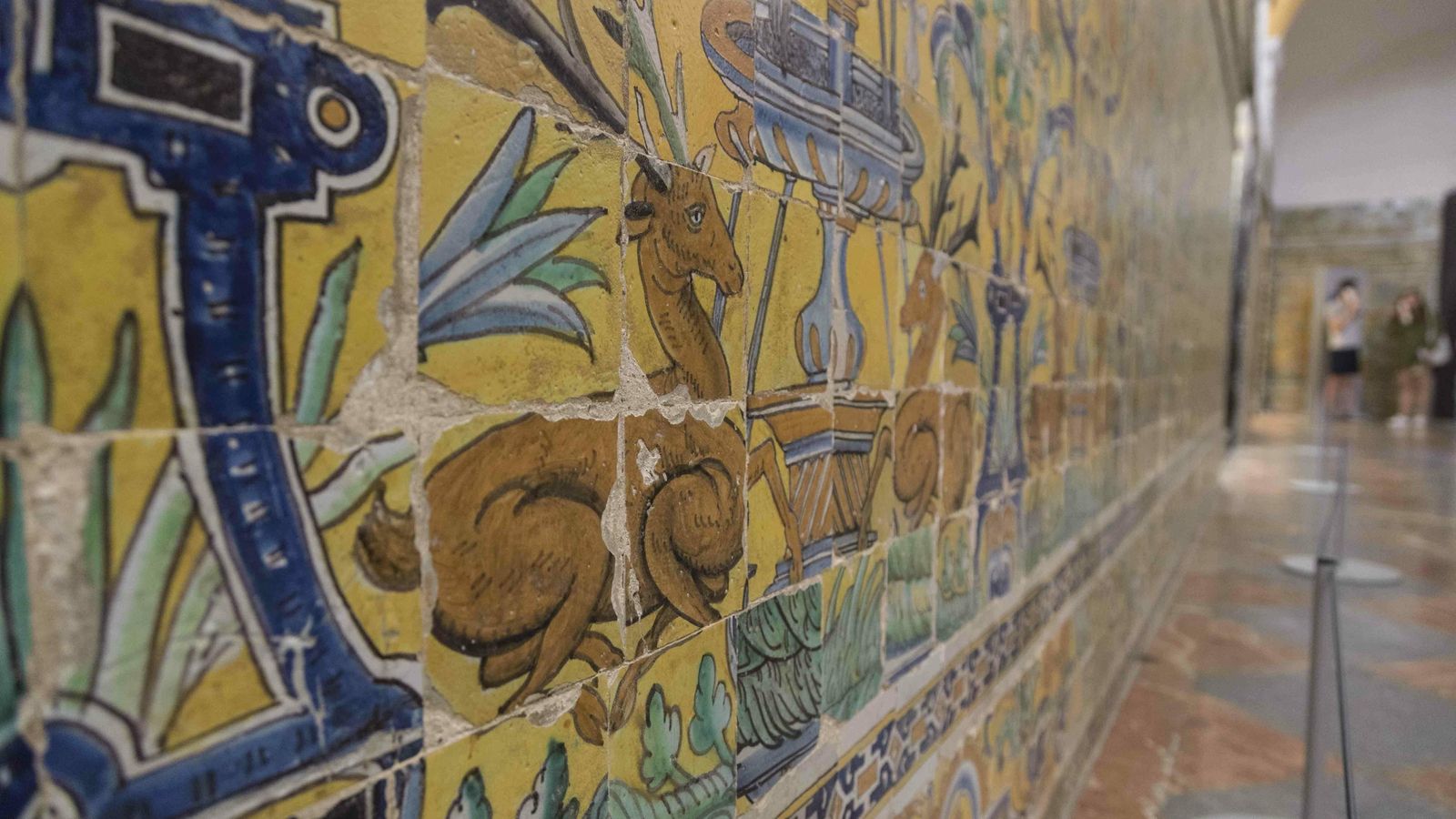 La dirección ha colocado catenerias para evitar el acceso a los azulejos.