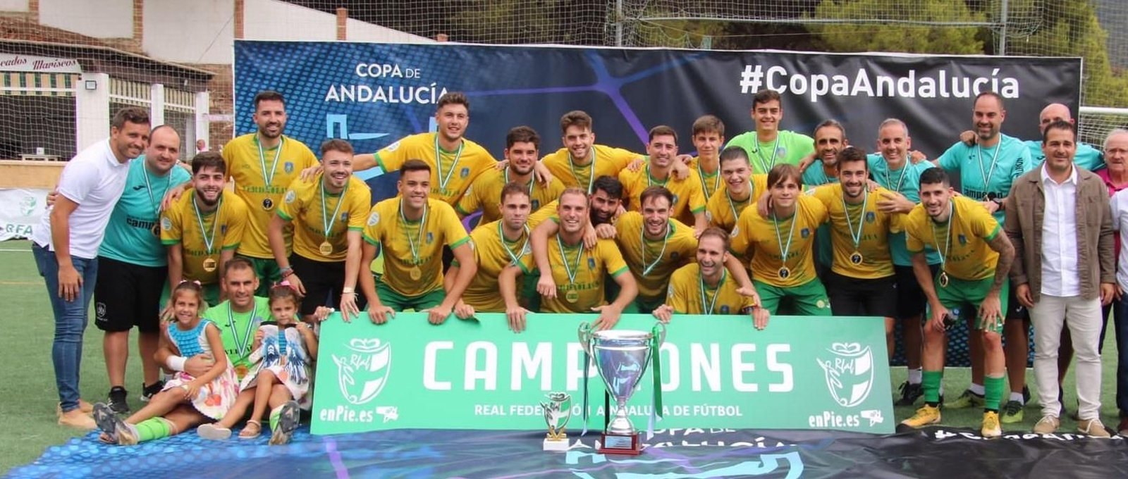 Los jugadores vinícolas celebran su triunfo en Mijas.