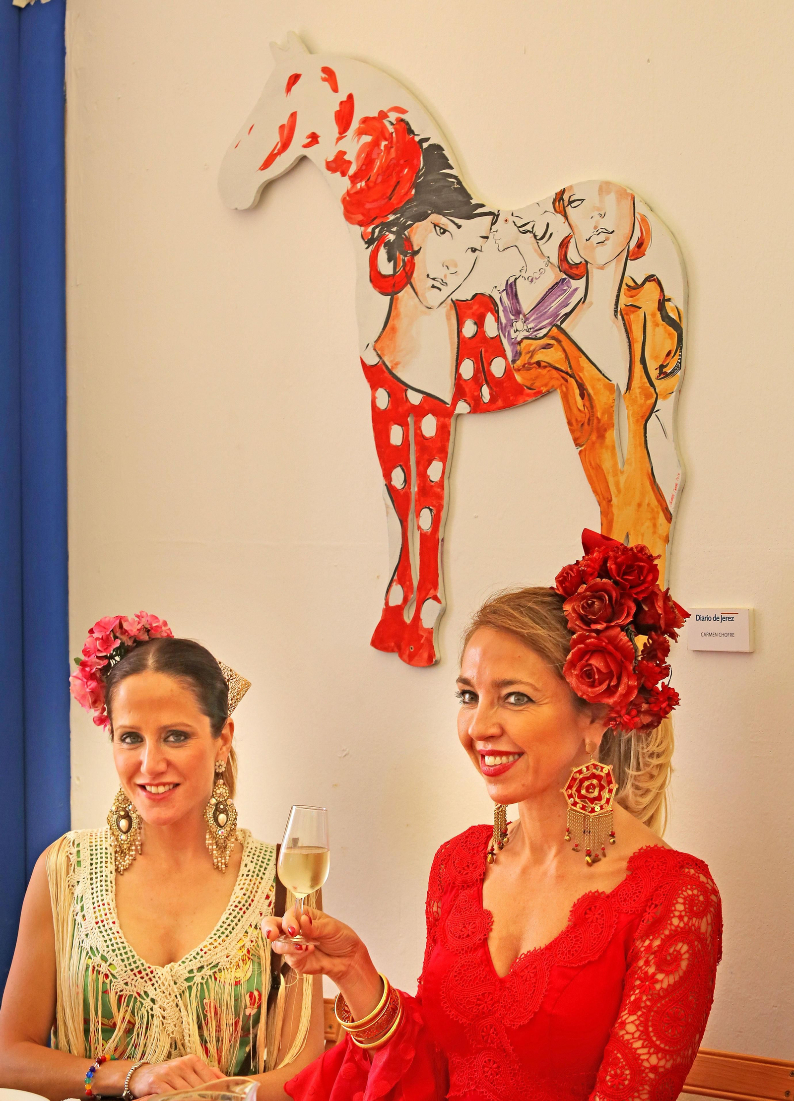 Dos chicas en la caseta de Diario de Jerez.